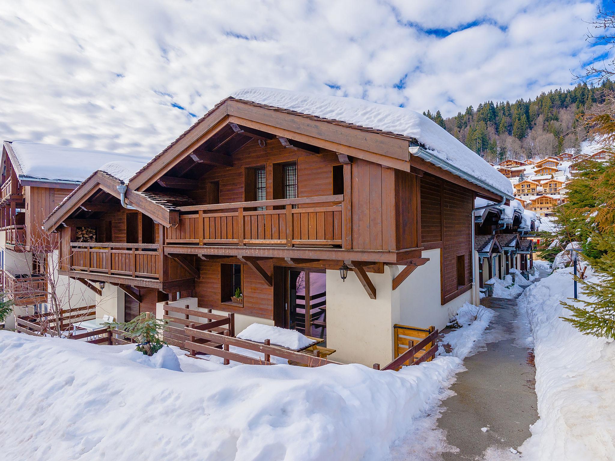 Foto 1 - Appartamento con 2 camere da letto a Les Gets con piscina e vista sulle montagne