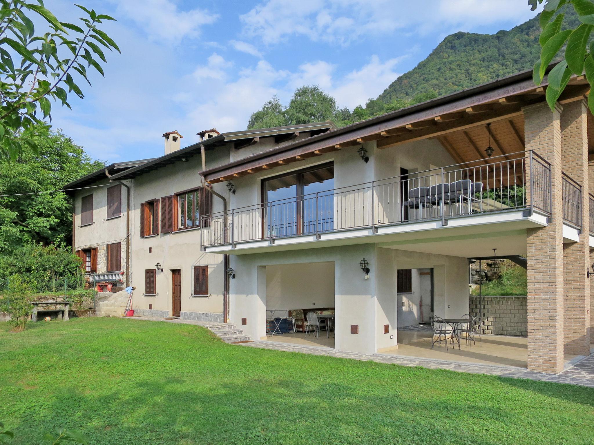 Foto 1 - Apartamento de 2 habitaciones en Castelveccana con jardín y vistas a la montaña