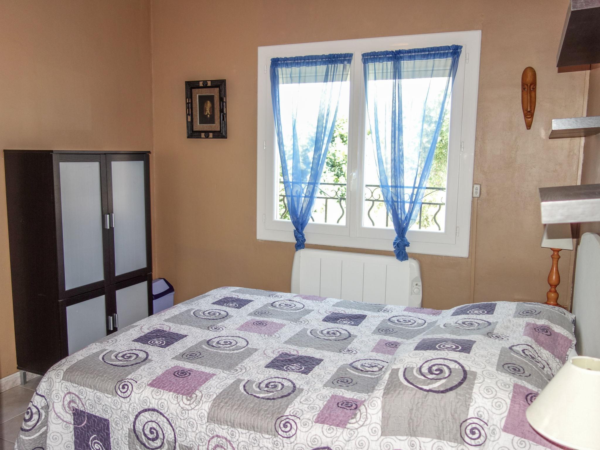 Foto 9 - Appartamento con 2 camere da letto a Saint-Cyr-sur-Mer con vista mare