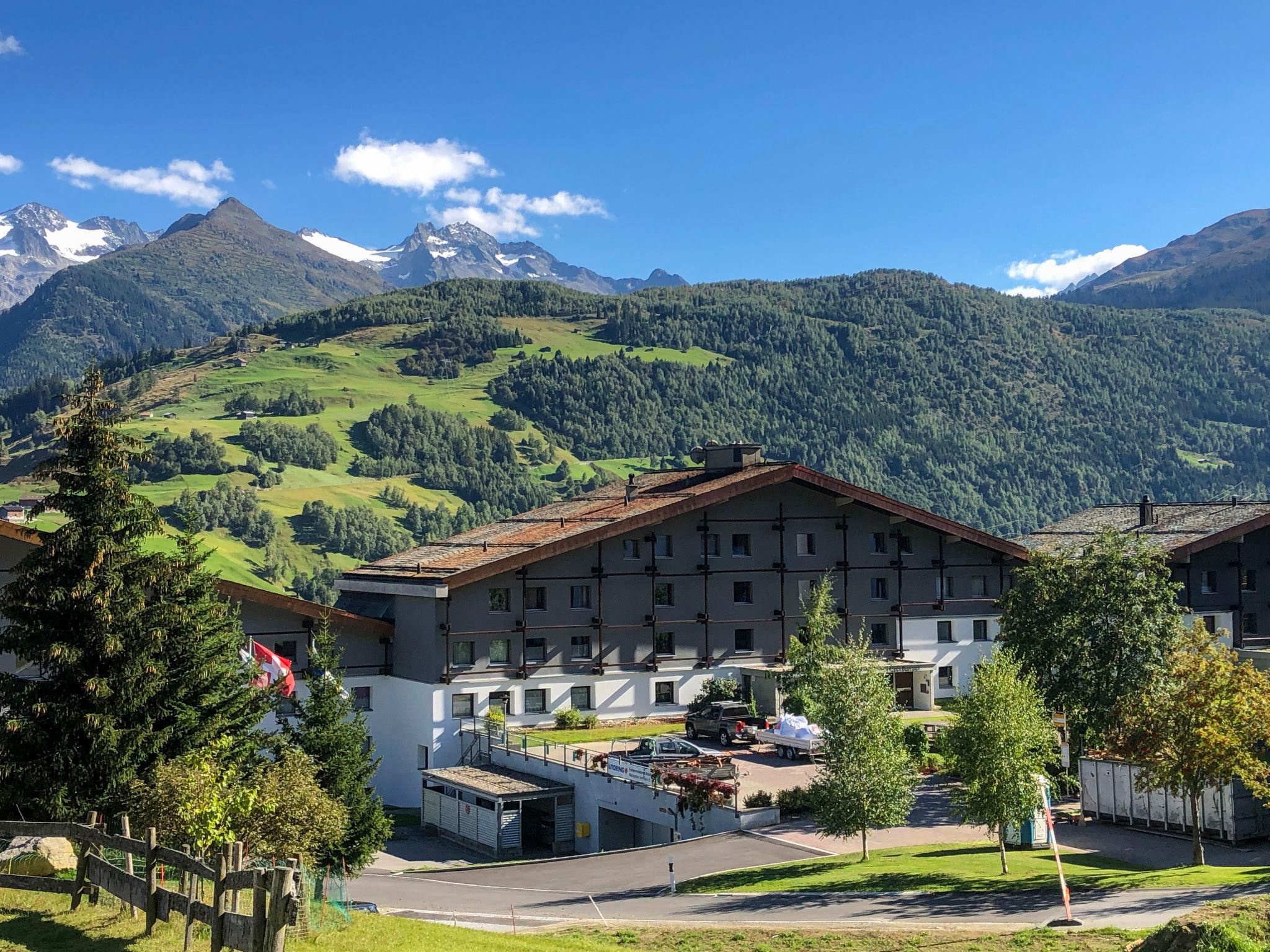 Foto 1 - Appartamento con 2 camere da letto a Disentis/Mustér con piscina e vista sulle montagne