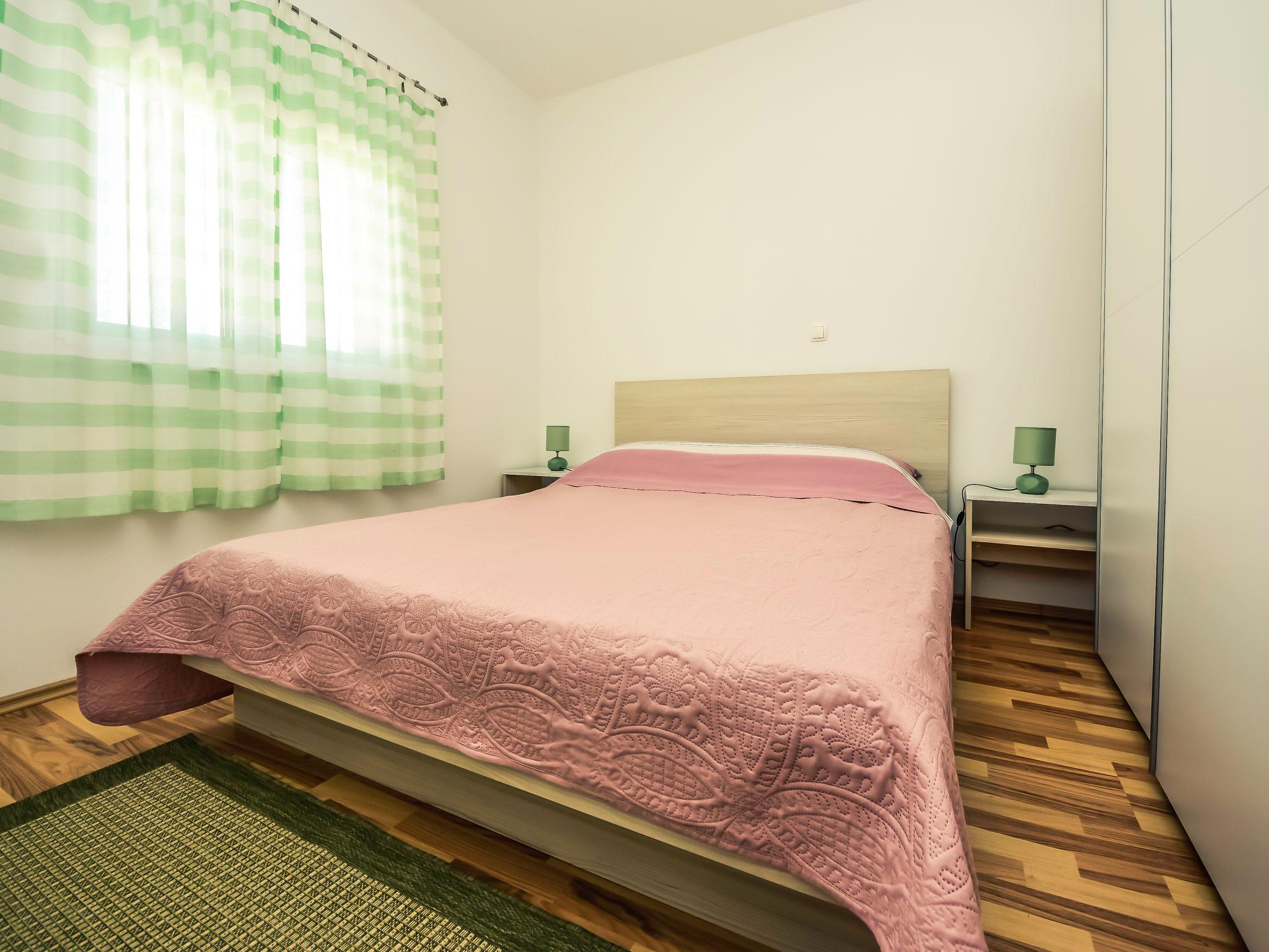 Foto 12 - Casa con 3 camere da letto a Poličnik con piscina privata e vista mare