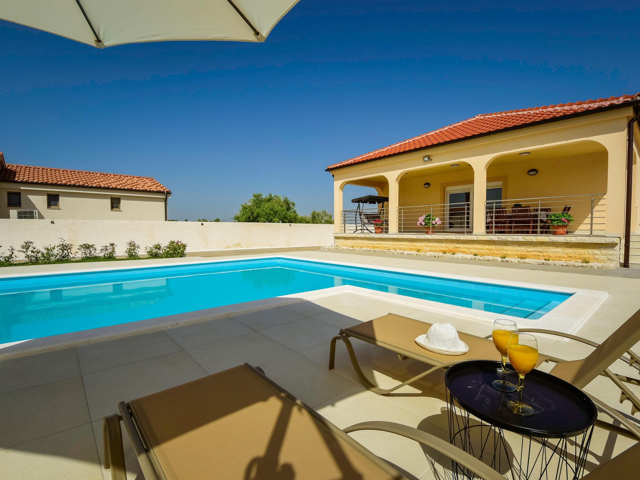 Photo 3 - Maison de 3 chambres à Poličnik avec piscine privée et vues à la mer