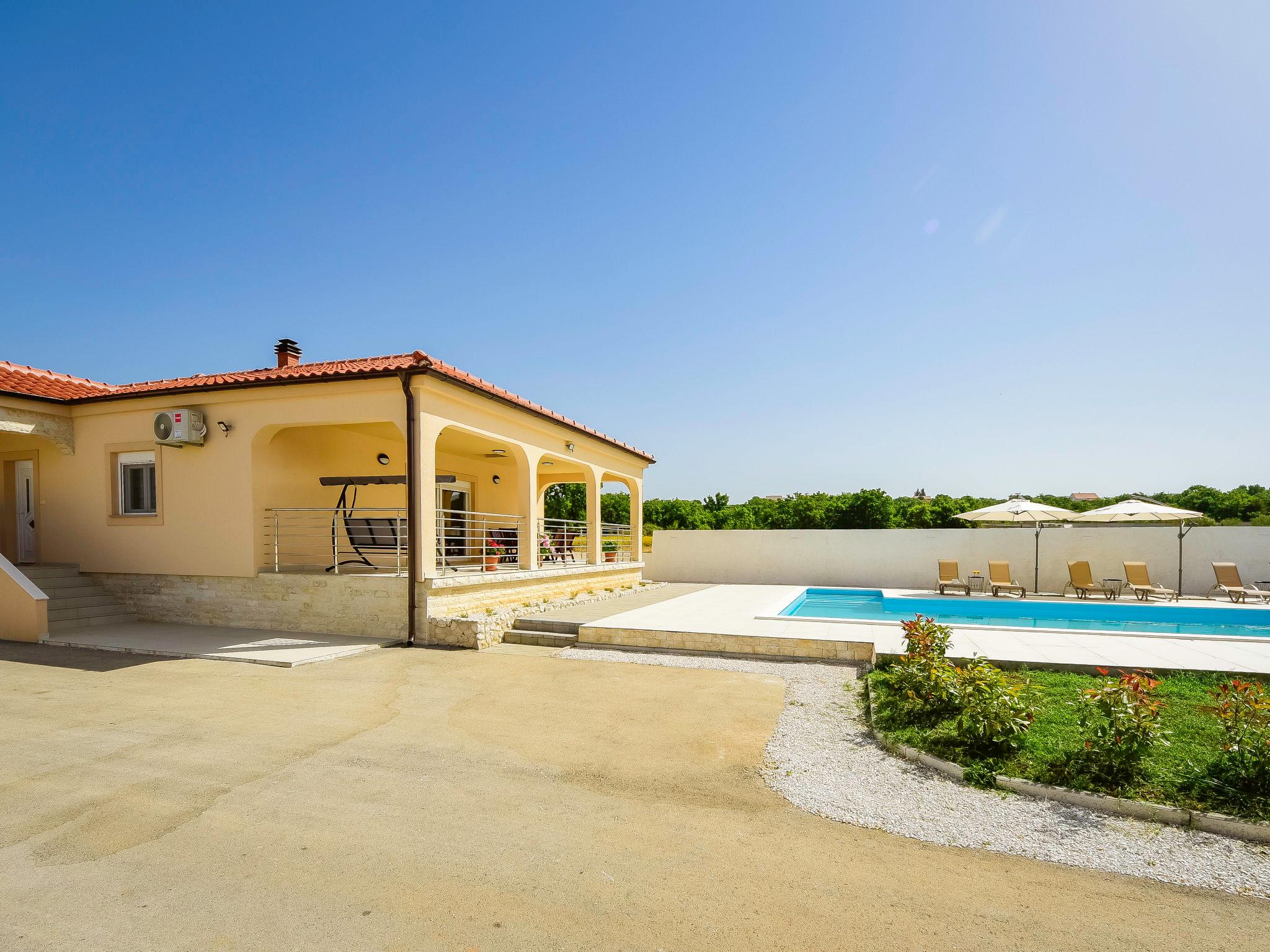 Foto 25 - Casa con 3 camere da letto a Poličnik con piscina privata e vista mare