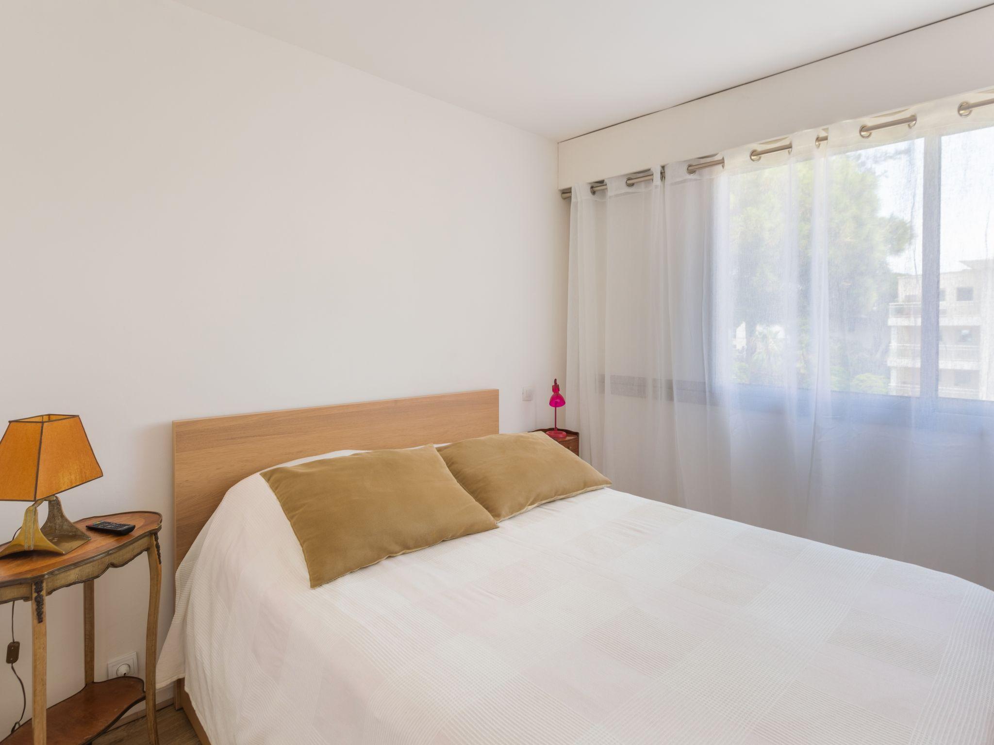 Foto 5 - Appartamento con 1 camera da letto a Hyères con piscina e vista mare