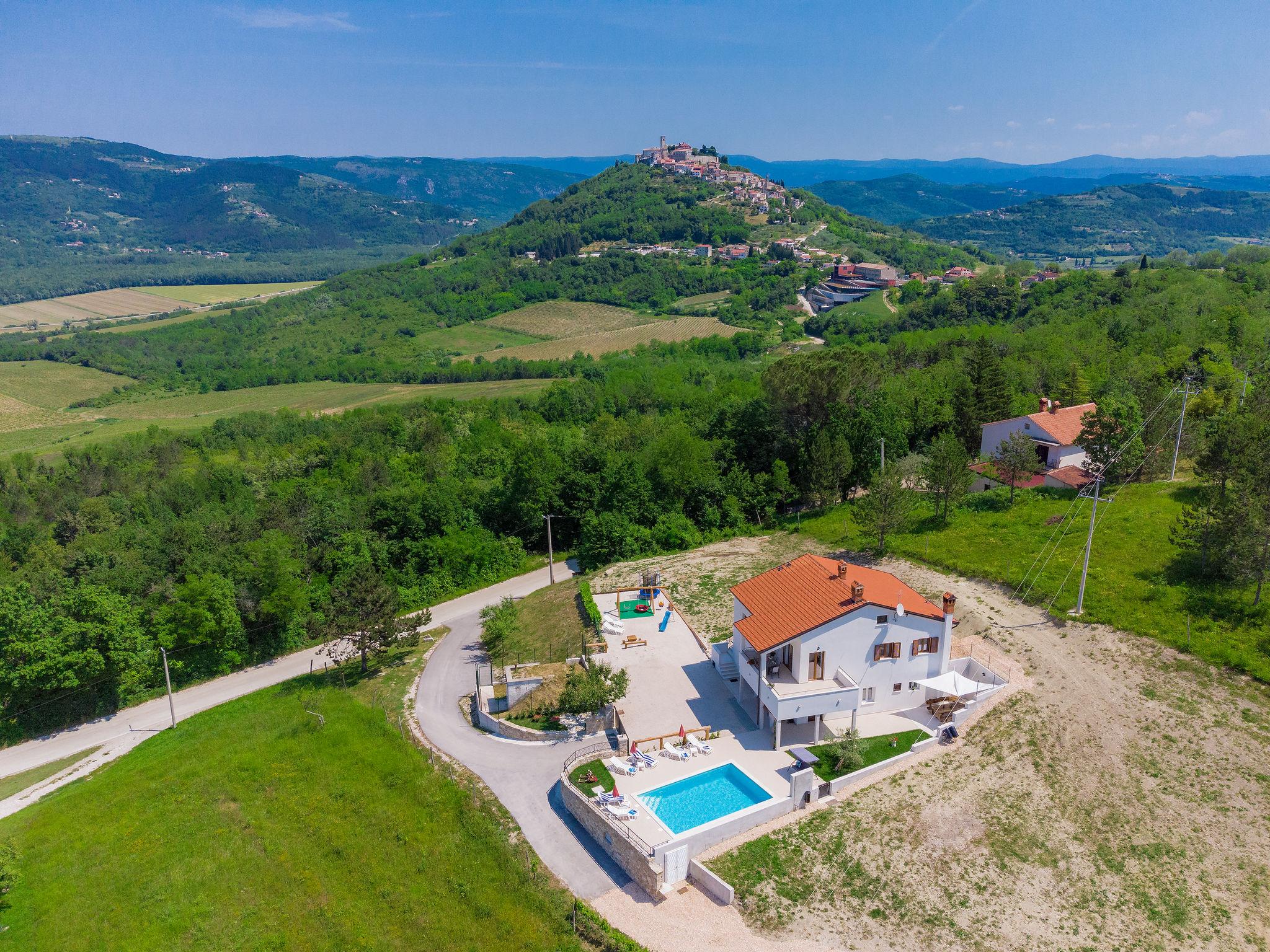 Foto 1 - Casa de 3 habitaciones en Motovun con piscina privada y jardín