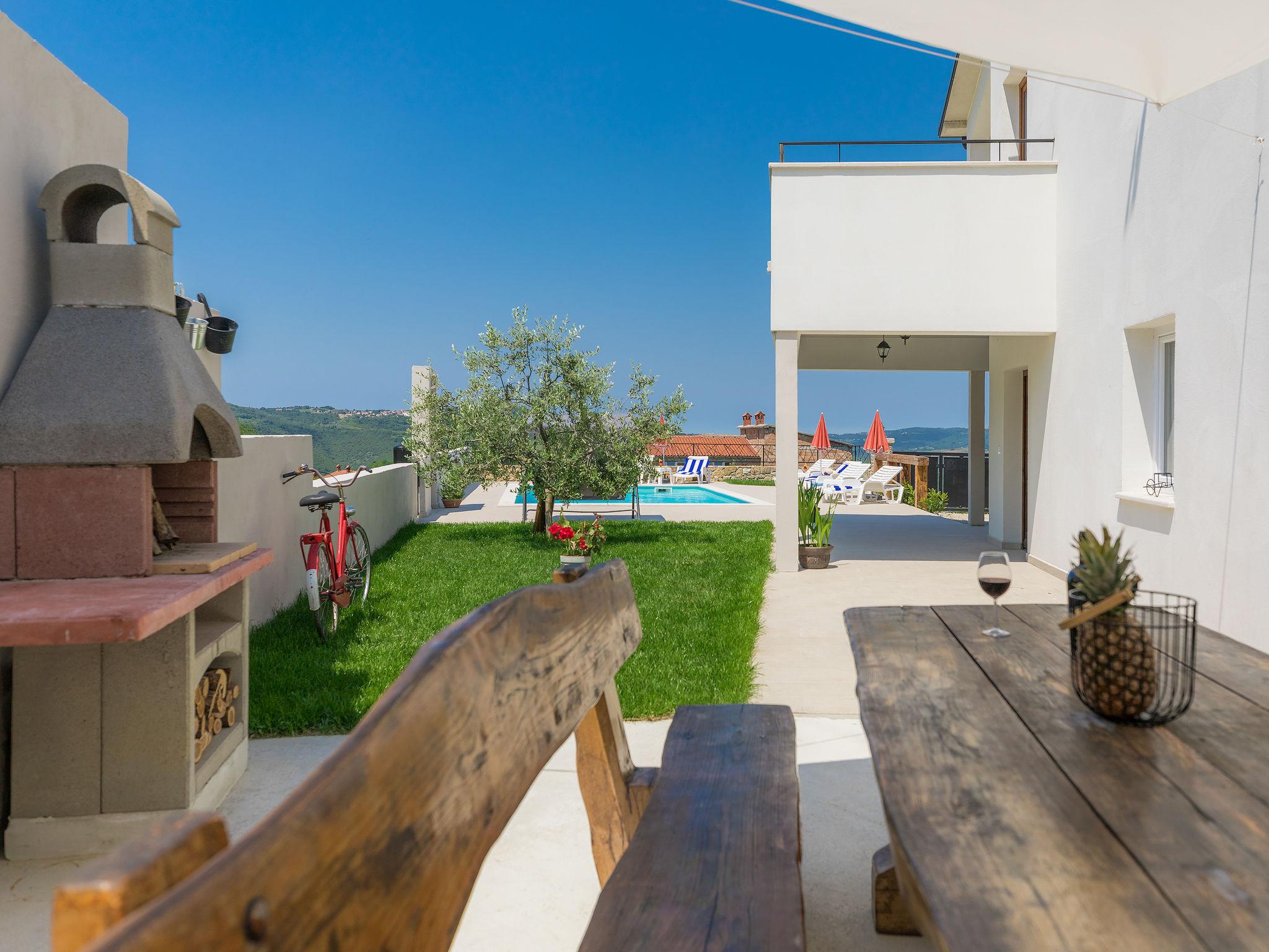 Foto 29 - Casa de 3 habitaciones en Motovun con piscina privada y jardín
