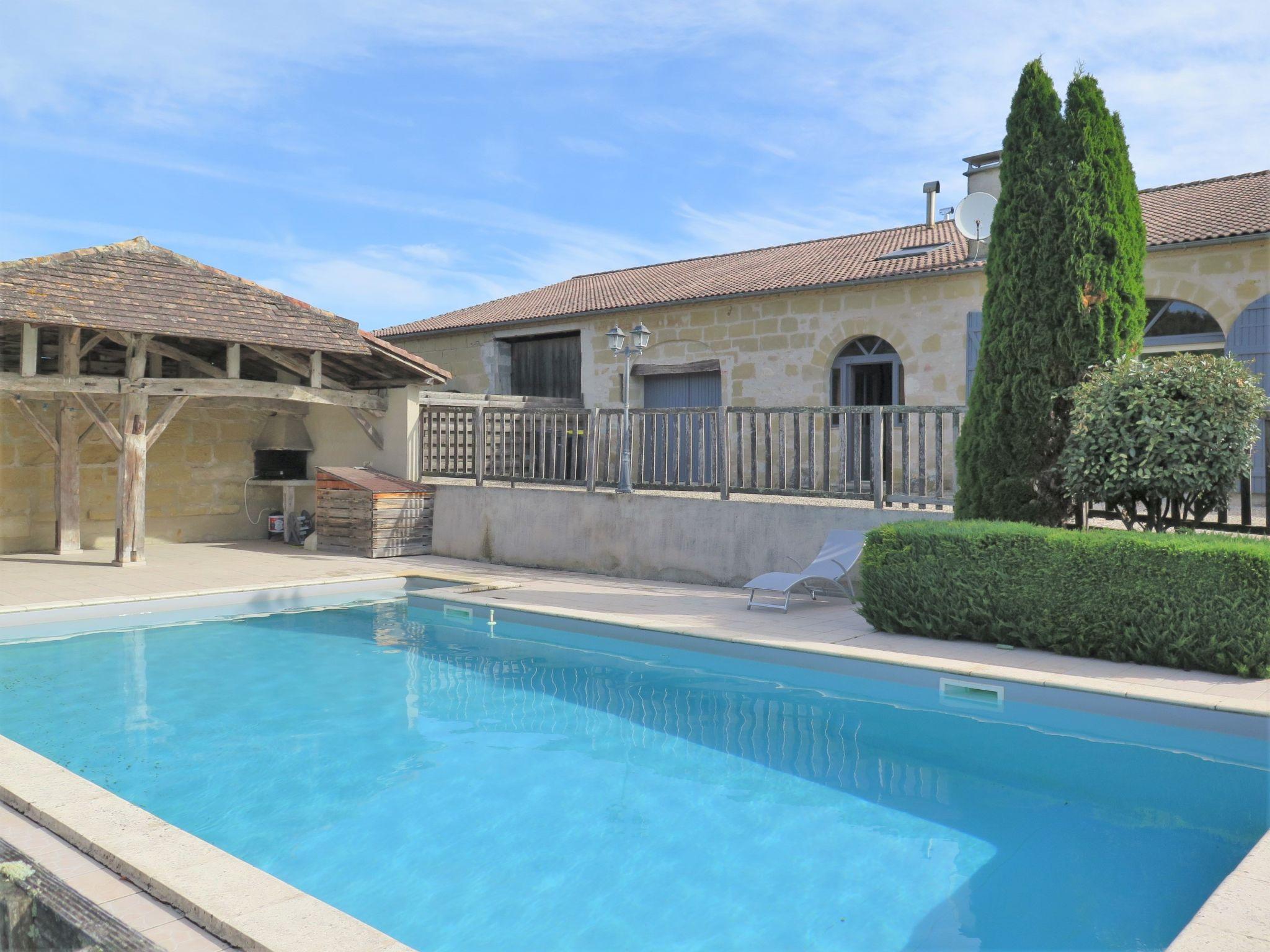 Photo 1 - Maison de 4 chambres à Puymiclan avec piscine privée et jardin