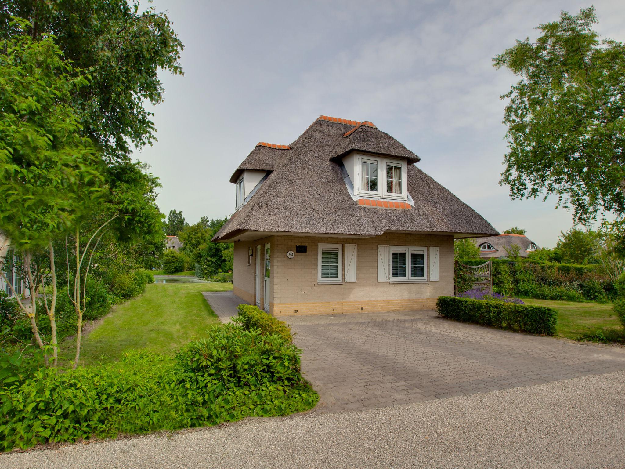 Photo 1 - Maison de 4 chambres à Hellevoetsluis avec piscine et jardin