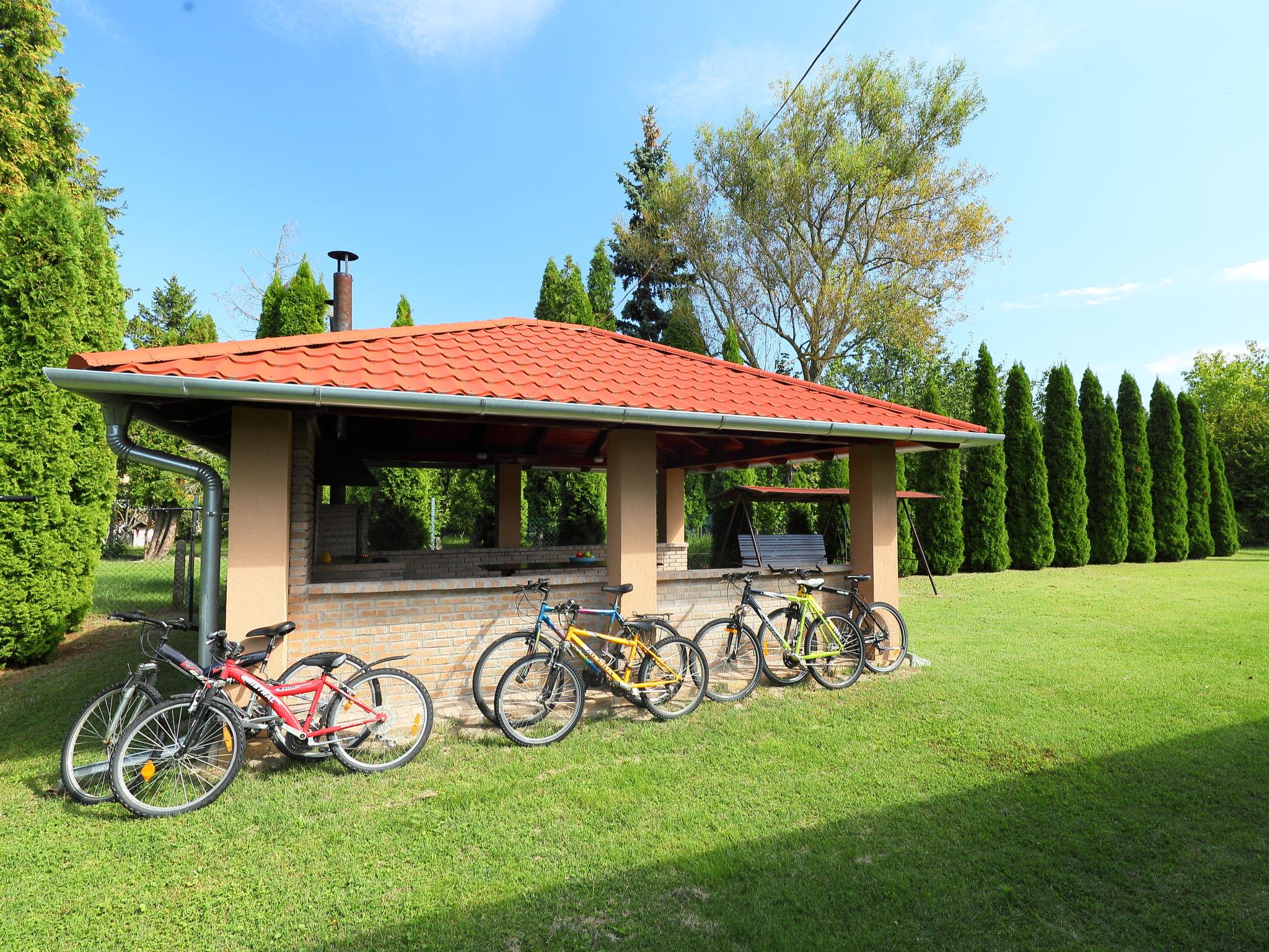 Photo 26 - Maison de 4 chambres à Balatonmáriafürdő avec jardin et terrasse