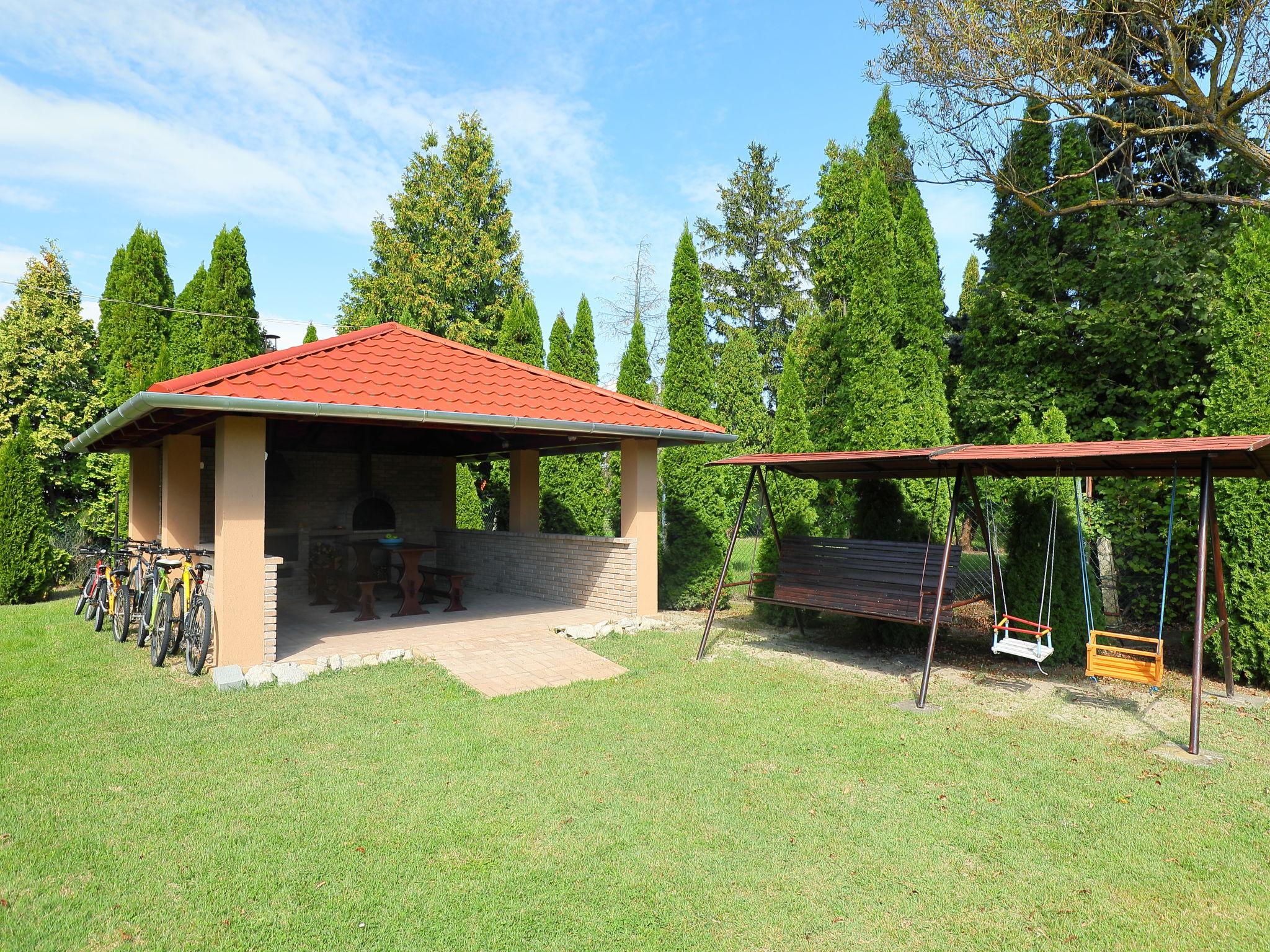 Photo 2 - Maison de 4 chambres à Balatonmáriafürdő avec jardin et terrasse