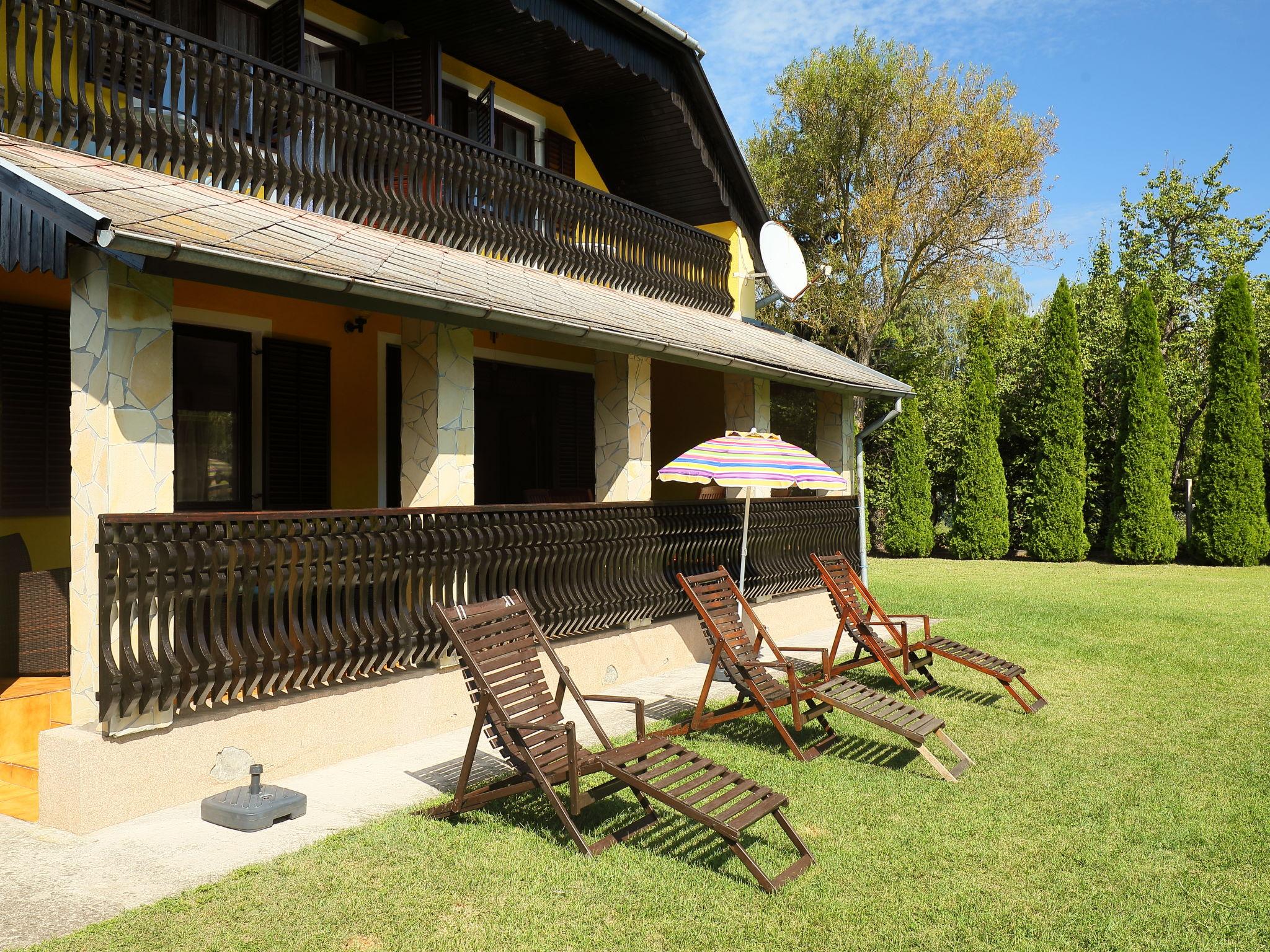 Photo 23 - Maison de 4 chambres à Balatonmáriafürdő avec jardin et terrasse