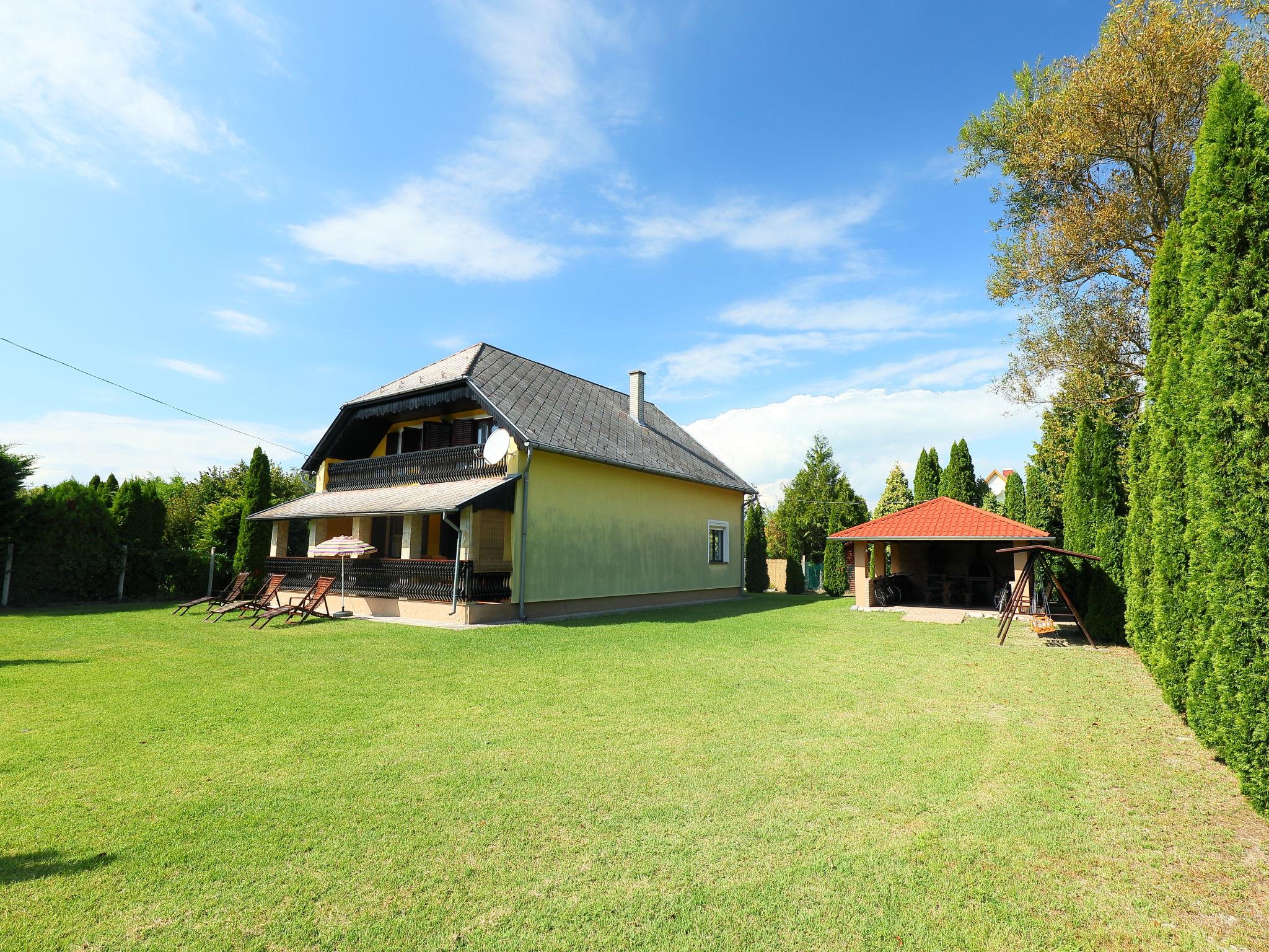 Foto 25 - Casa con 4 camere da letto a Balatonmáriafürdő con giardino e terrazza