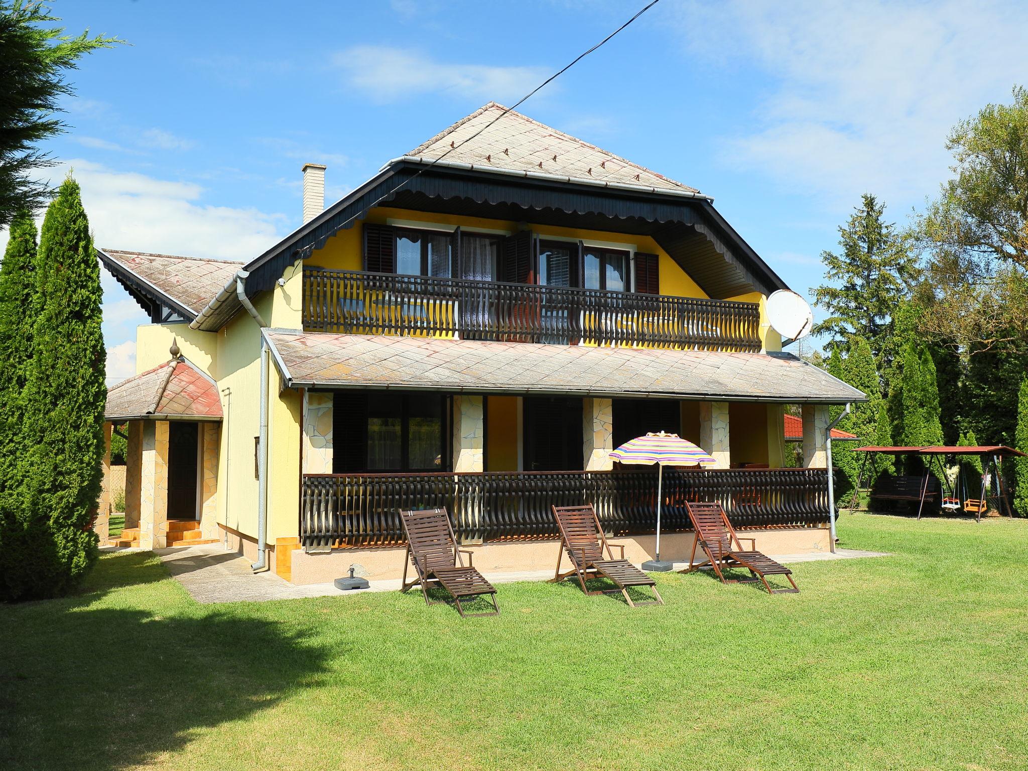 Photo 1 - Maison de 4 chambres à Balatonmáriafürdő avec jardin et terrasse