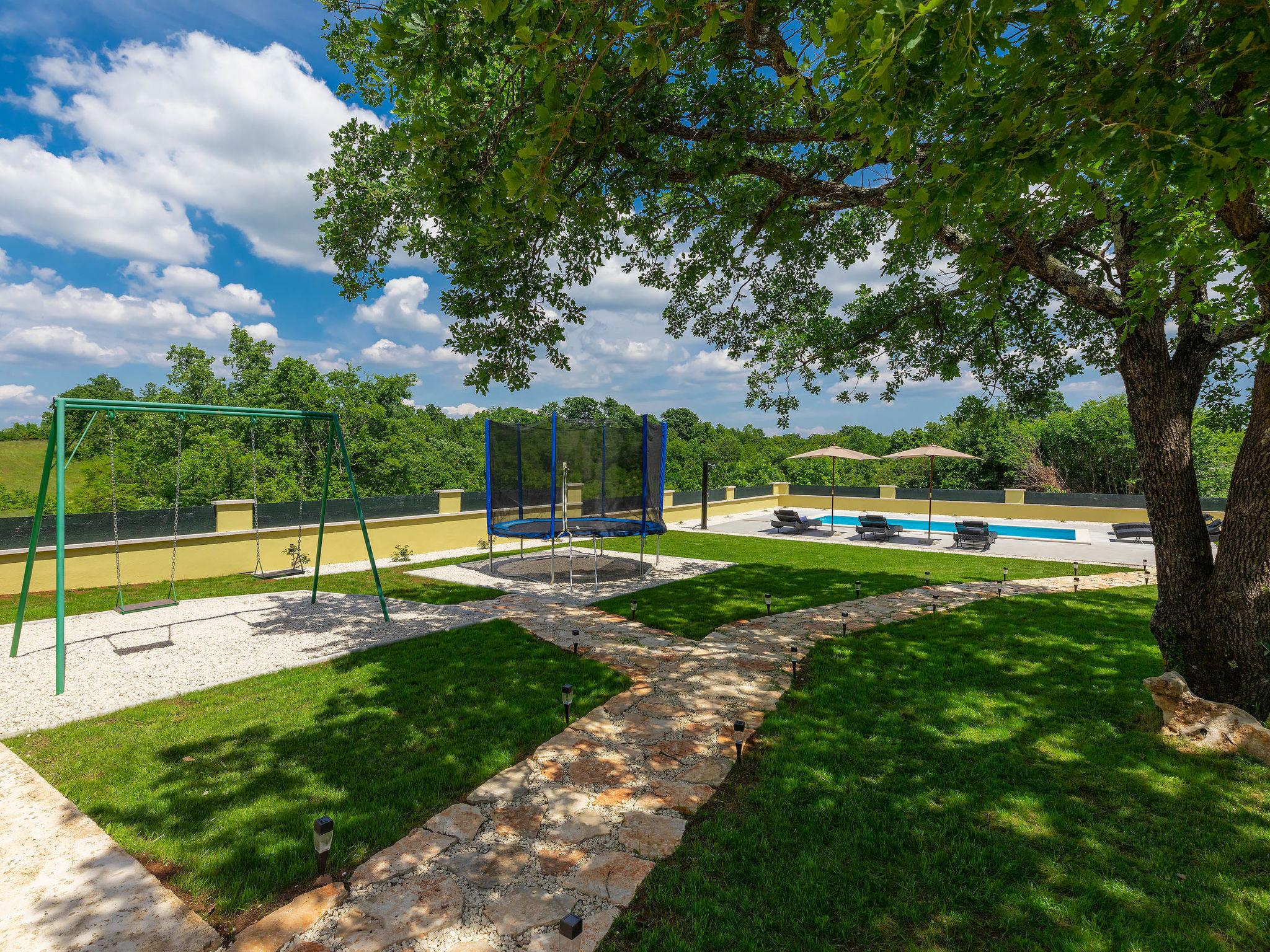 Foto 19 - Casa con 3 camere da letto a Žminj con piscina privata e giardino