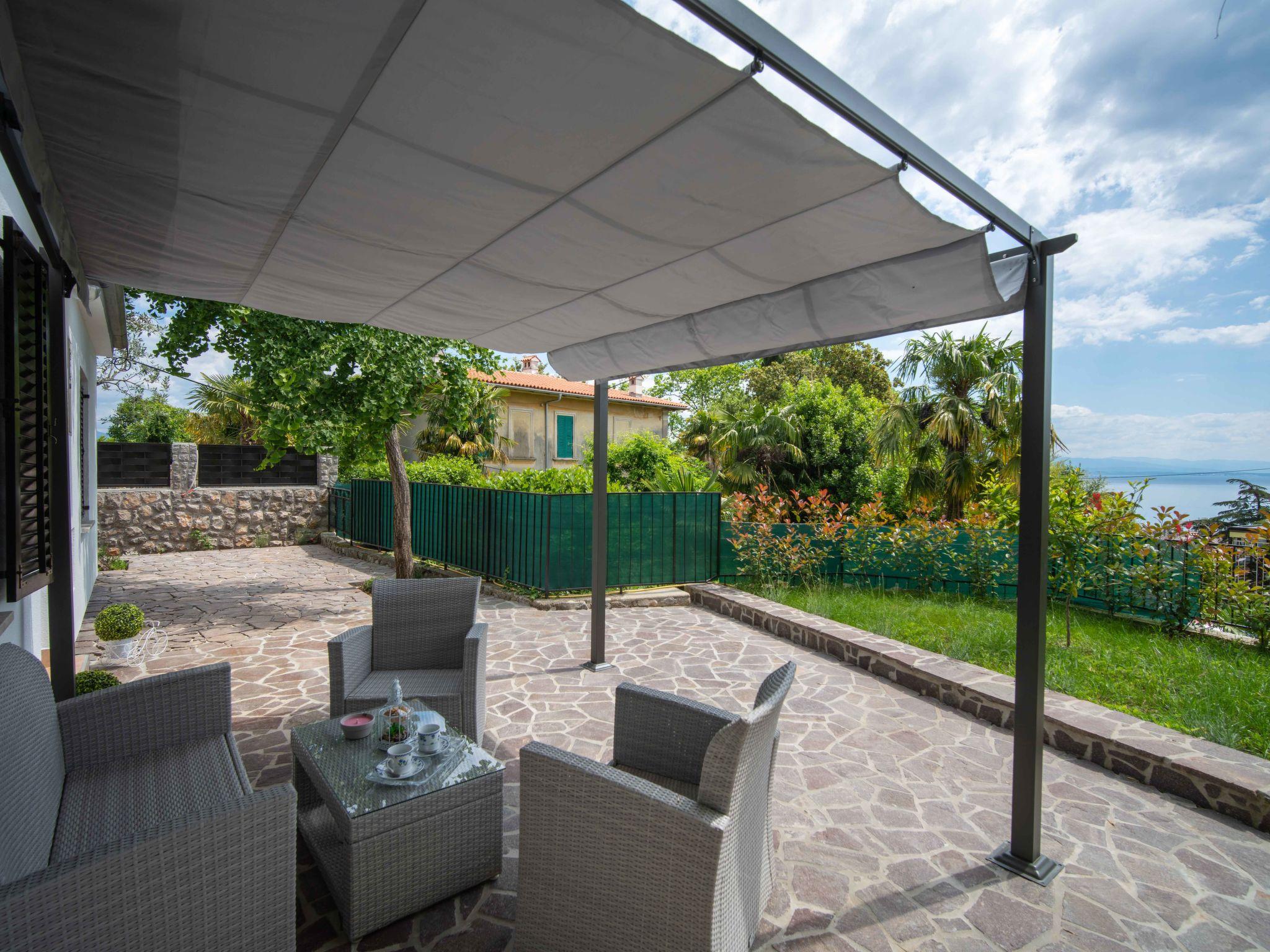 Photo 4 - Maison de 1 chambre à Lovran avec jardin et terrasse