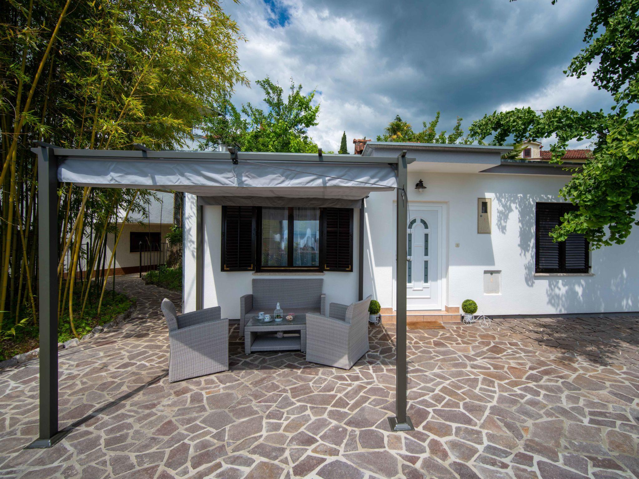 Photo 16 - Maison de 1 chambre à Lovran avec jardin et terrasse