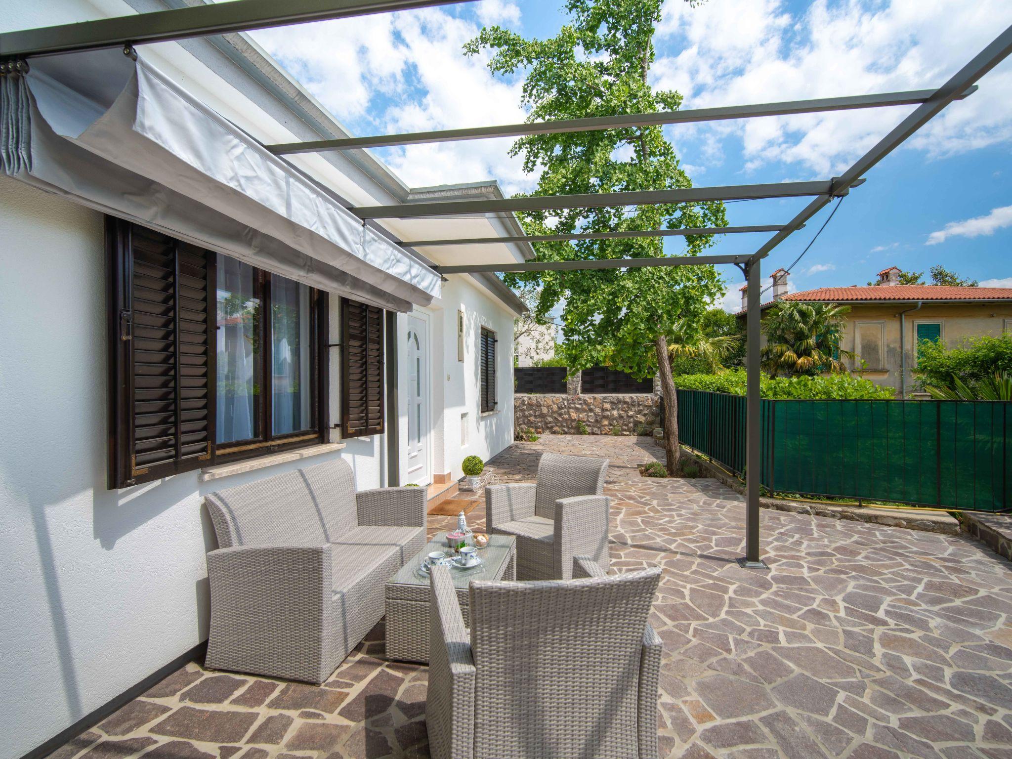 Photo 9 - Maison de 1 chambre à Lovran avec jardin et terrasse