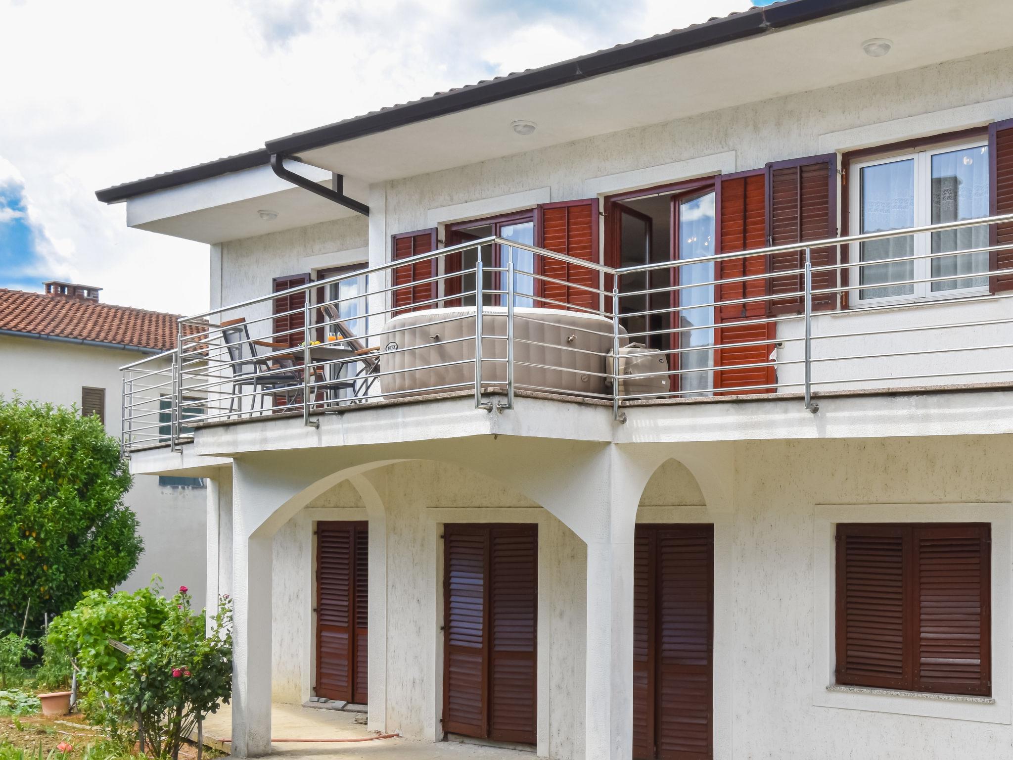 Foto 18 - Apartment mit 2 Schlafzimmern in Buzet mit terrasse und whirlpool