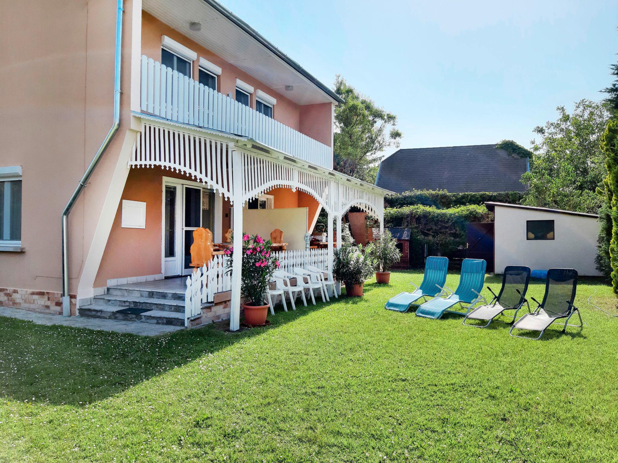 Photo 1 - Maison de 3 chambres à Balatonkeresztúr avec jardin et terrasse