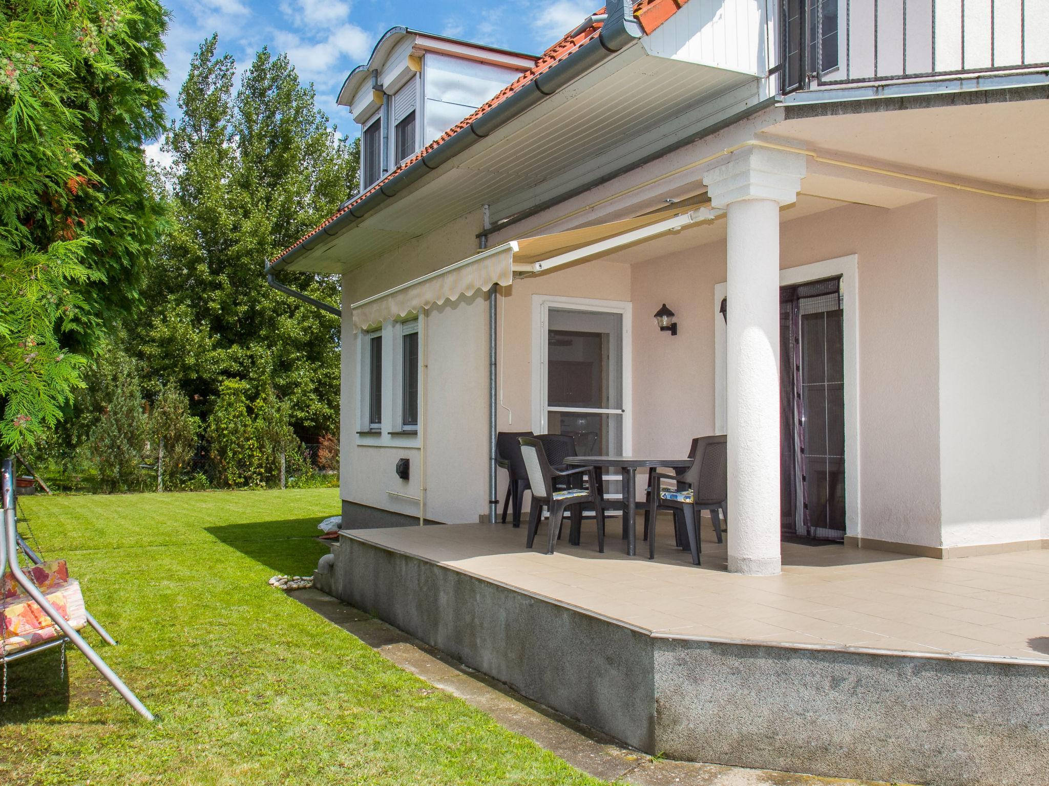 Photo 13 - Maison de 3 chambres à Balatonmáriafürdő avec jardin et terrasse