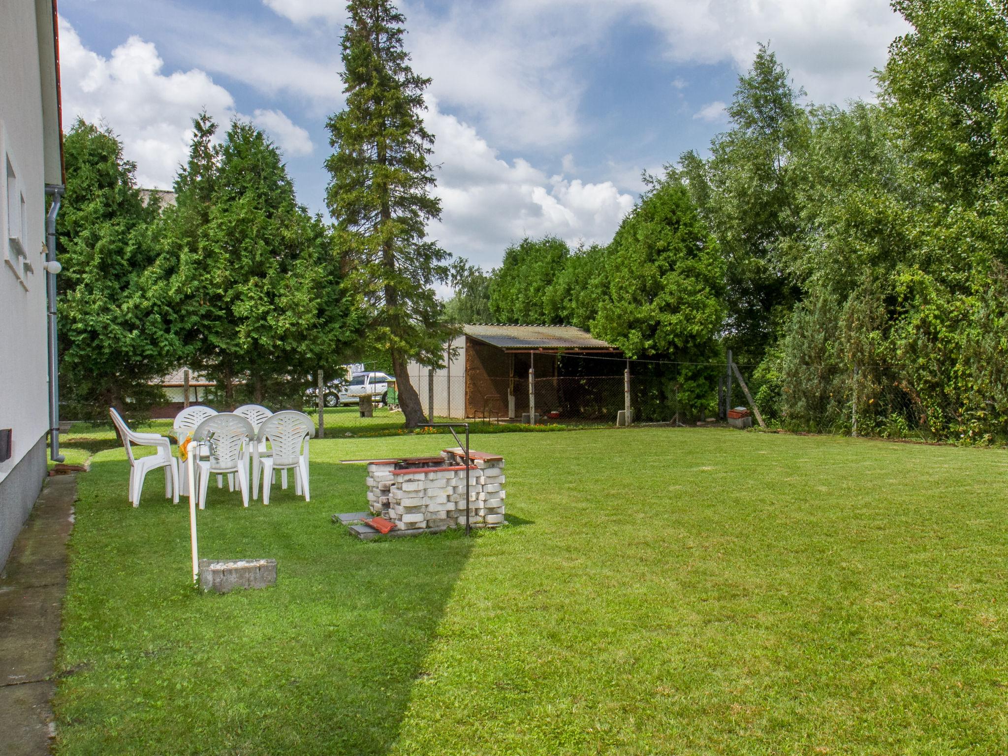 Foto 2 - Casa con 3 camere da letto a Balatonmáriafürdő con giardino e terrazza