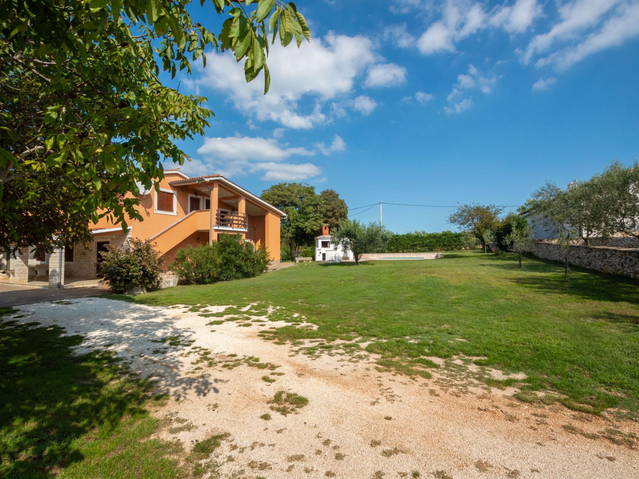 Foto 5 - Apartamento de 1 quarto em Marčana com piscina e vistas do mar