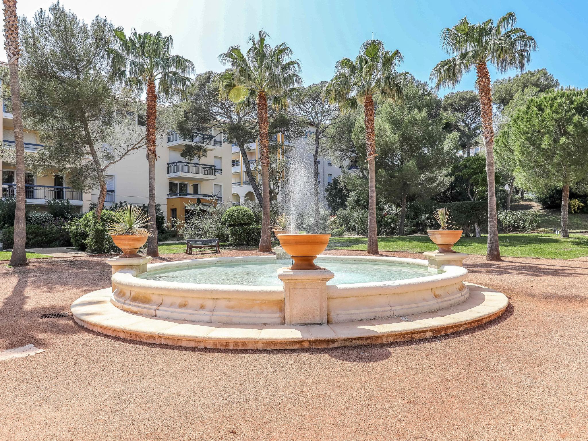 Foto 5 - Apartment mit 1 Schlafzimmer in Fréjus mit schwimmbad und blick aufs meer