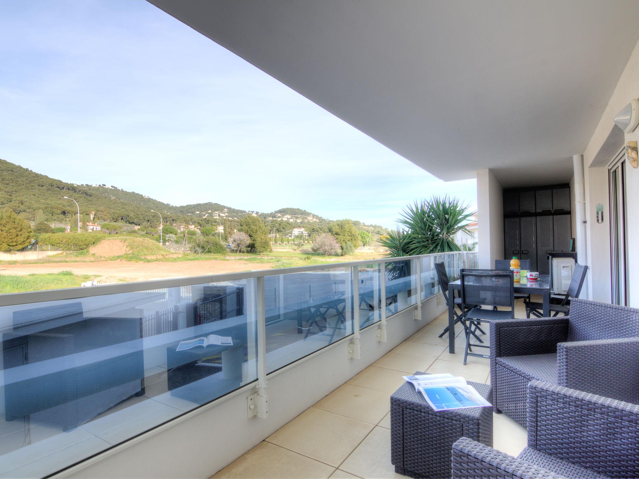 Photo 3 - 1 bedroom Apartment in Carqueiranne with swimming pool and garden