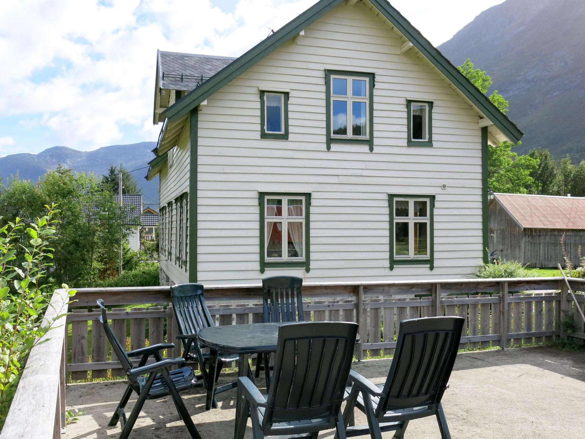 Foto 1 - Haus mit 4 Schlafzimmern in Sande i Sunnfjord mit garten und terrasse