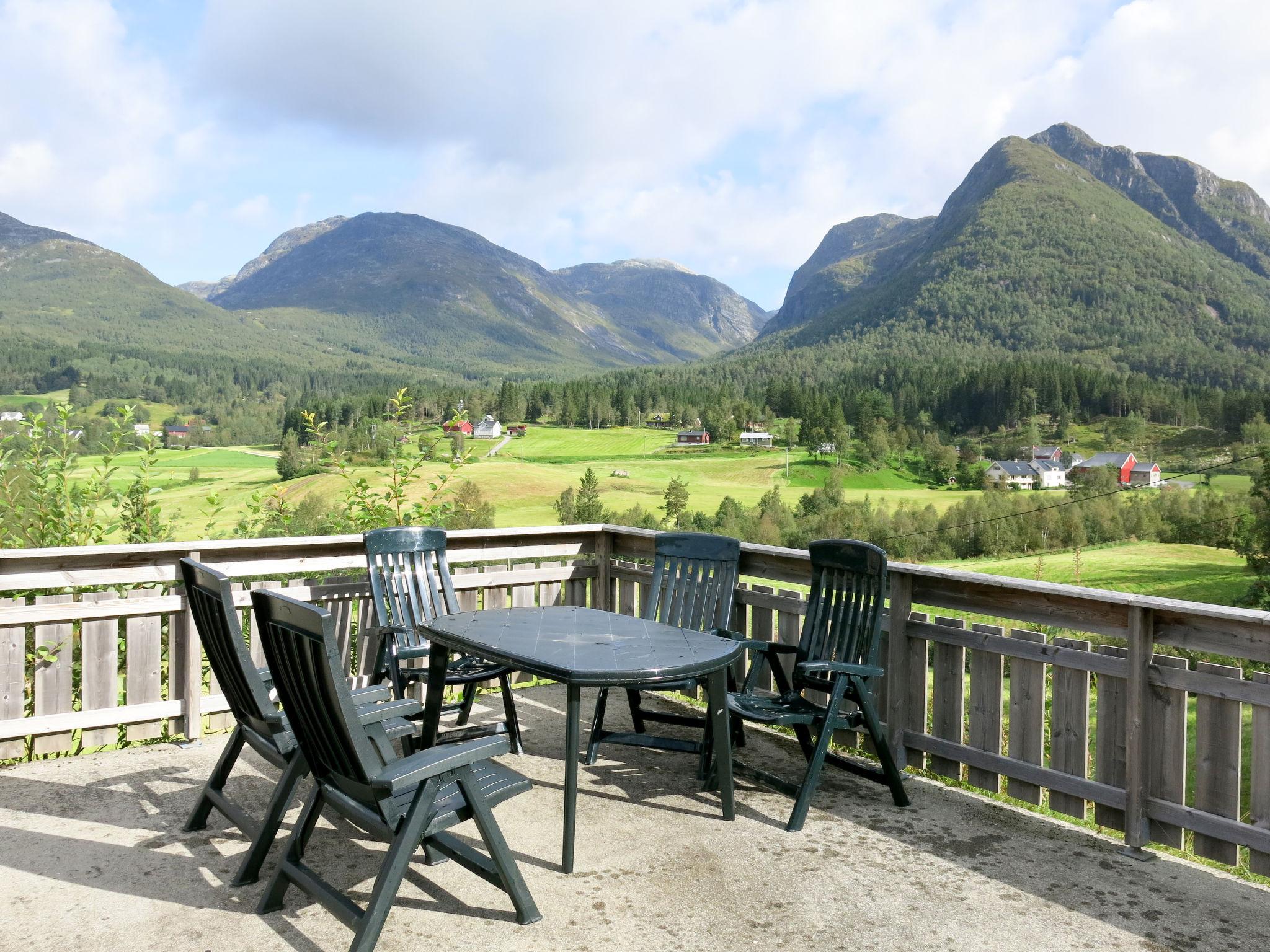 Foto 2 - Casa de 4 quartos em Sande i Sunnfjord com jardim e terraço