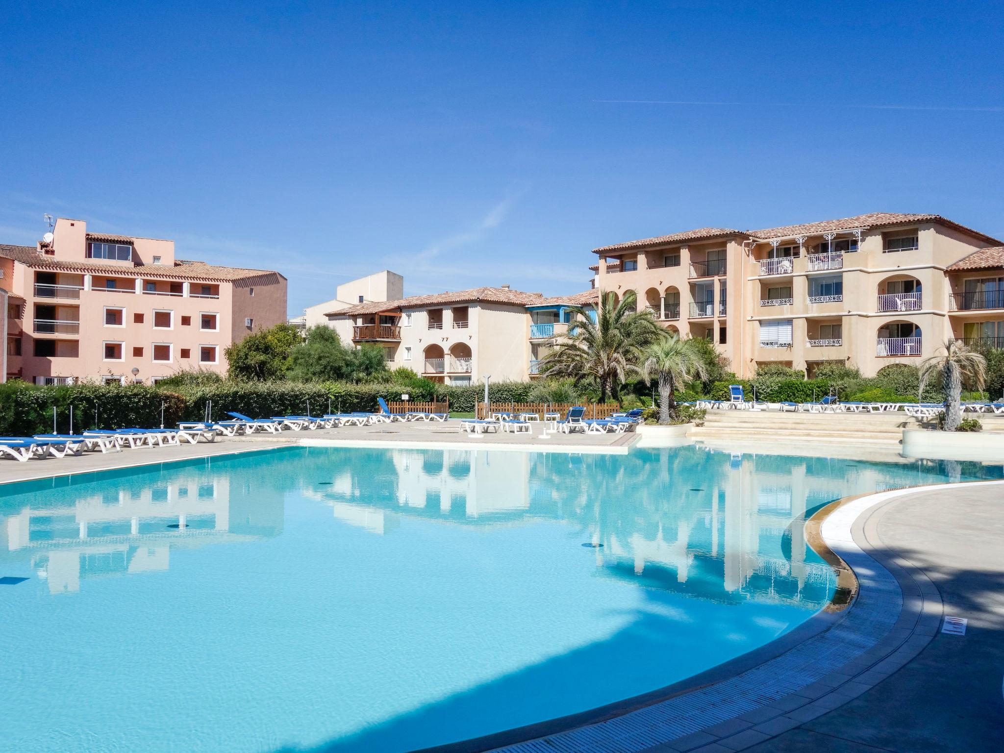 Photo 27 - 2 bedroom Apartment in Six-Fours-les-Plages with swimming pool and sea view