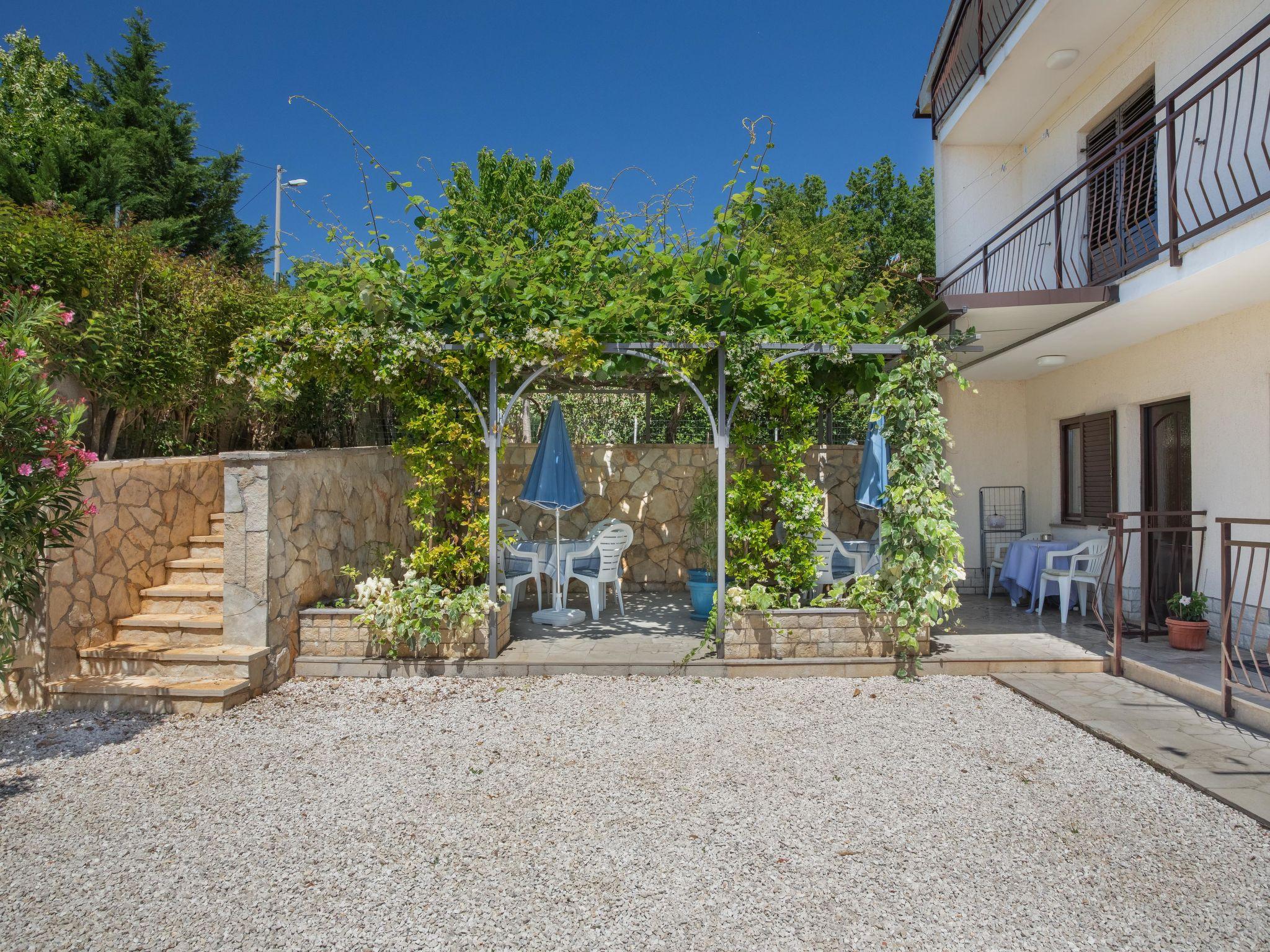 Foto 10 - Appartamento con 1 camera da letto a Kaštelir-Labinci con piscina e giardino