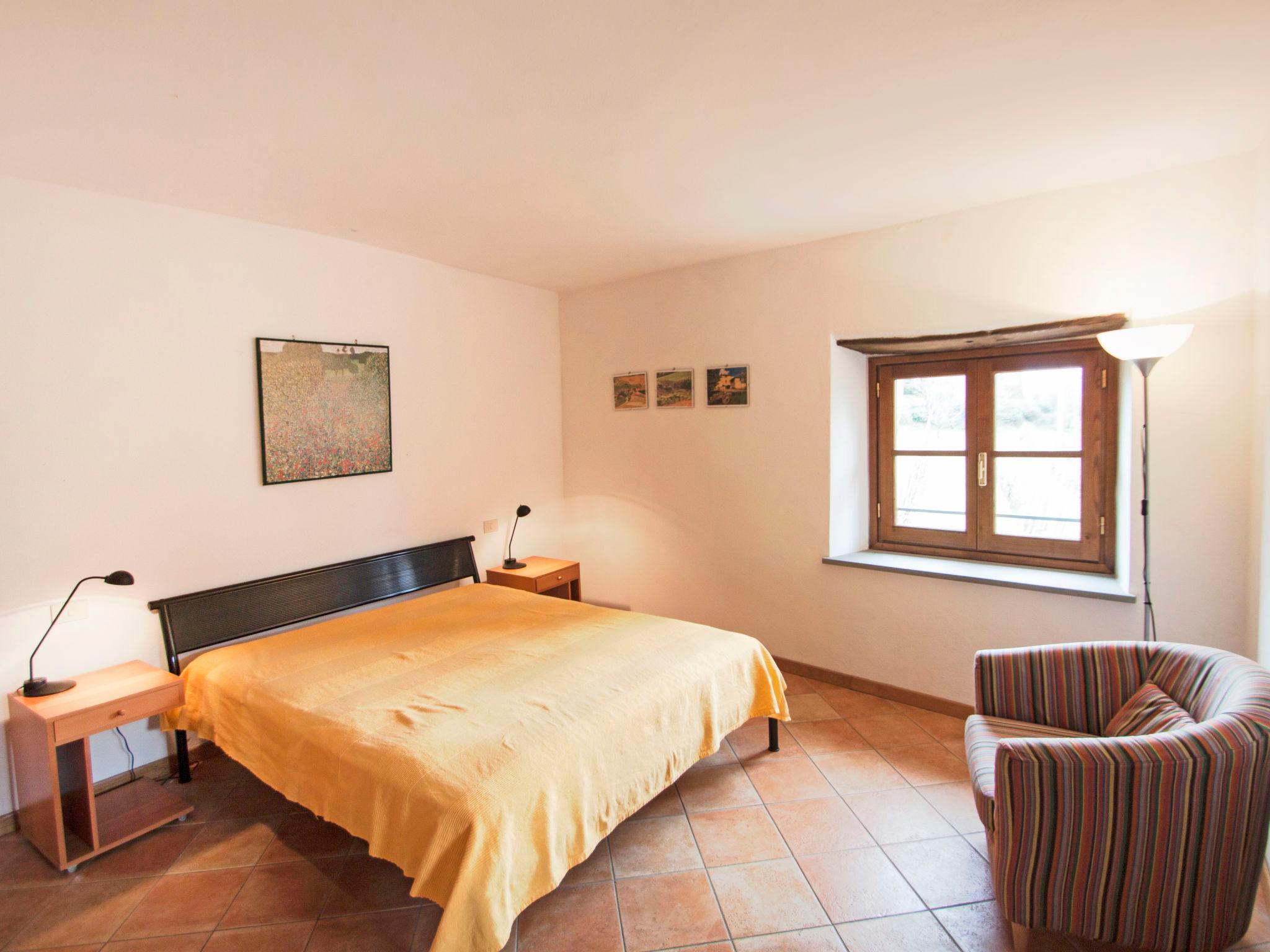 Foto 5 - Apartment mit 1 Schlafzimmer in Rufina mit schwimmbad und garten
