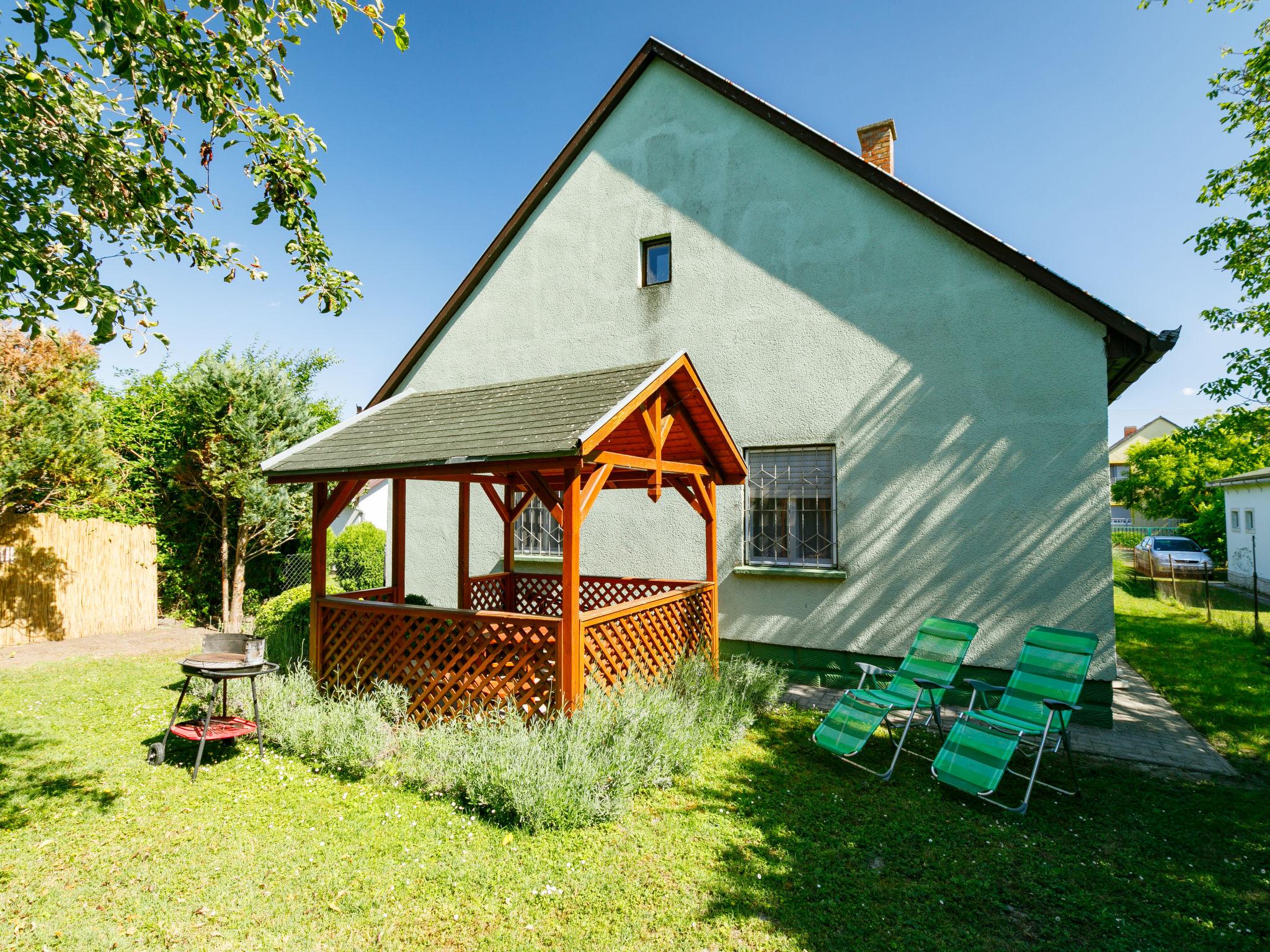 Foto 17 - Casa de 3 quartos em Balatonlelle com jardim e terraço