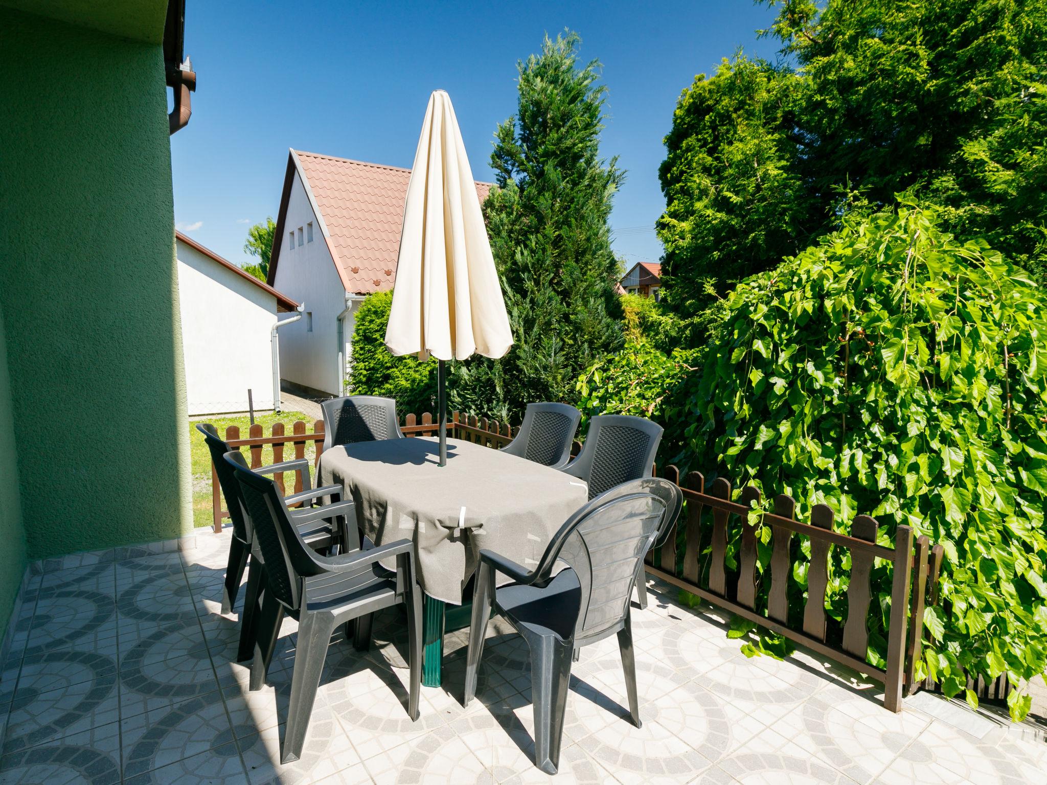 Photo 2 - Maison de 3 chambres à Balatonlelle avec jardin et terrasse