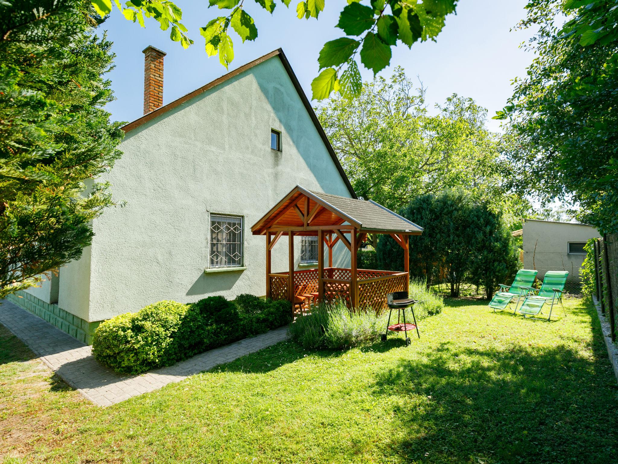 Foto 3 - Casa de 3 habitaciones en Balatonlelle con jardín y terraza