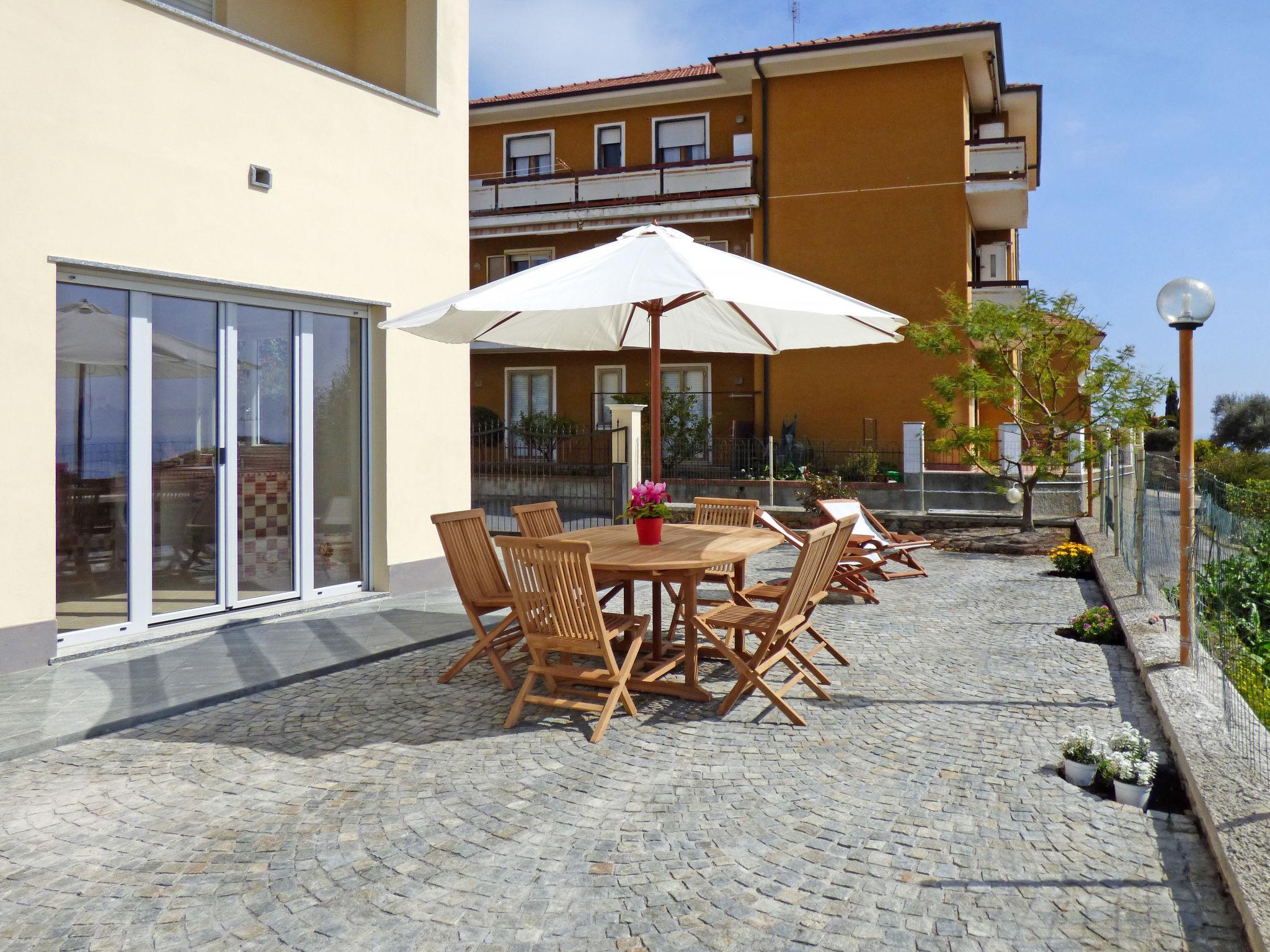 Foto 6 - Apartamento de 2 habitaciones en San Lorenzo al Mare con jardín y vistas al mar