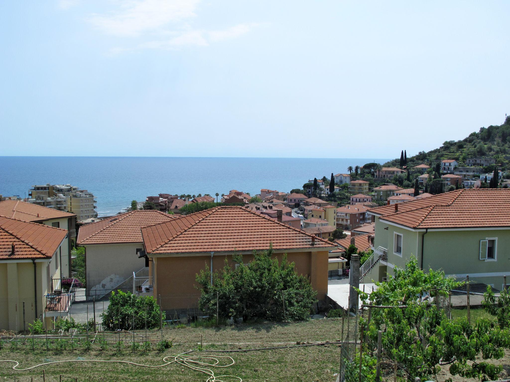 Foto 5 - Apartamento de 2 quartos em San Lorenzo al Mare com jardim e vistas do mar
