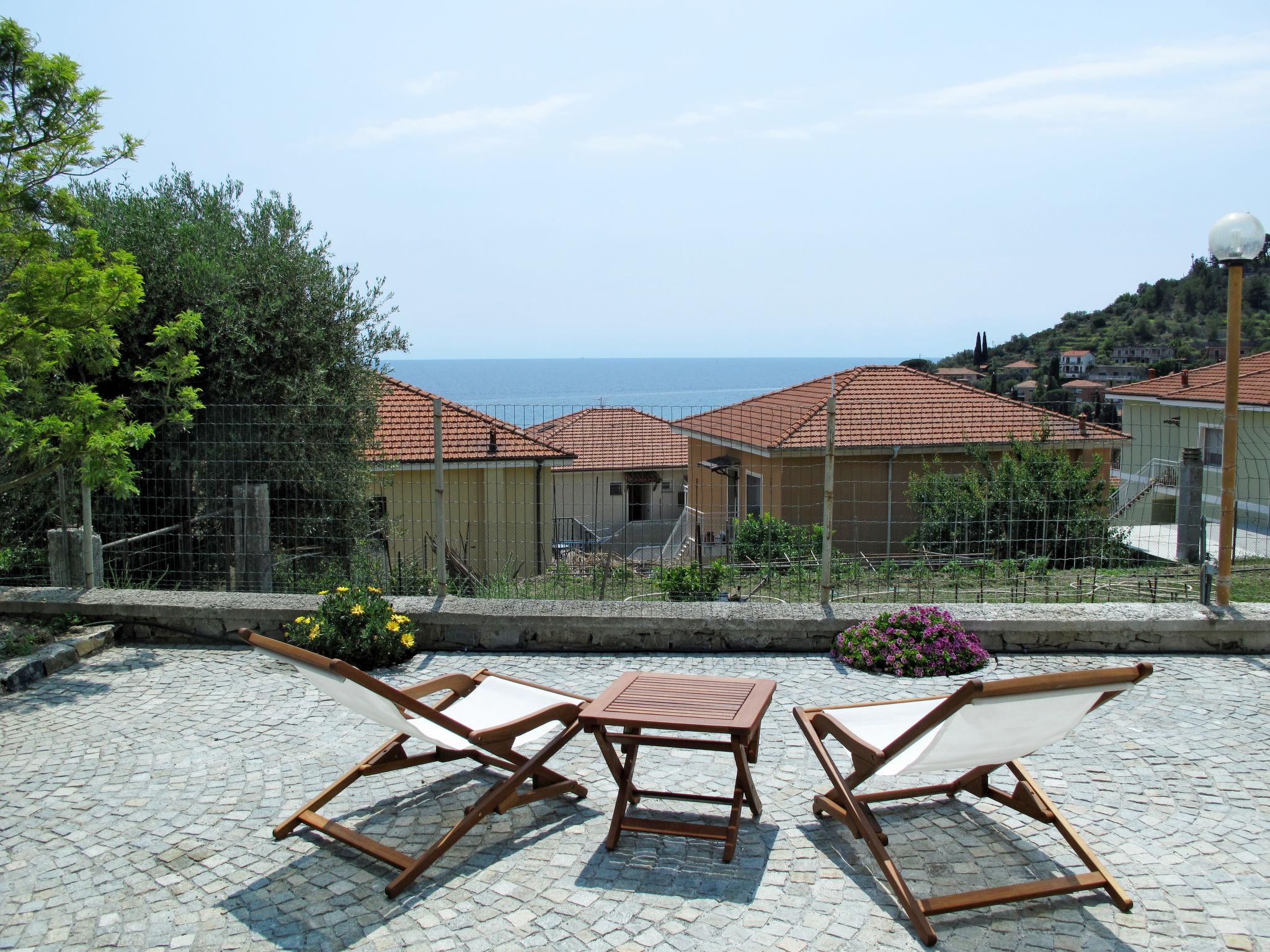 Foto 4 - Apartamento de 2 habitaciones en San Lorenzo al Mare con jardín y vistas al mar