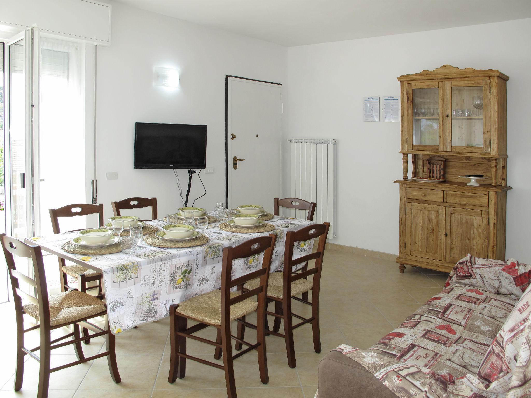 Foto 3 - Apartamento de 2 habitaciones en San Lorenzo al Mare con jardín y vistas al mar