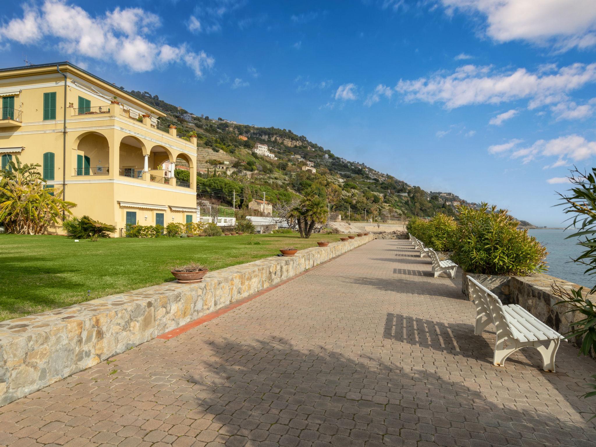 Foto 13 - Appartamento con 1 camera da letto a Ventimiglia con piscina e vista mare