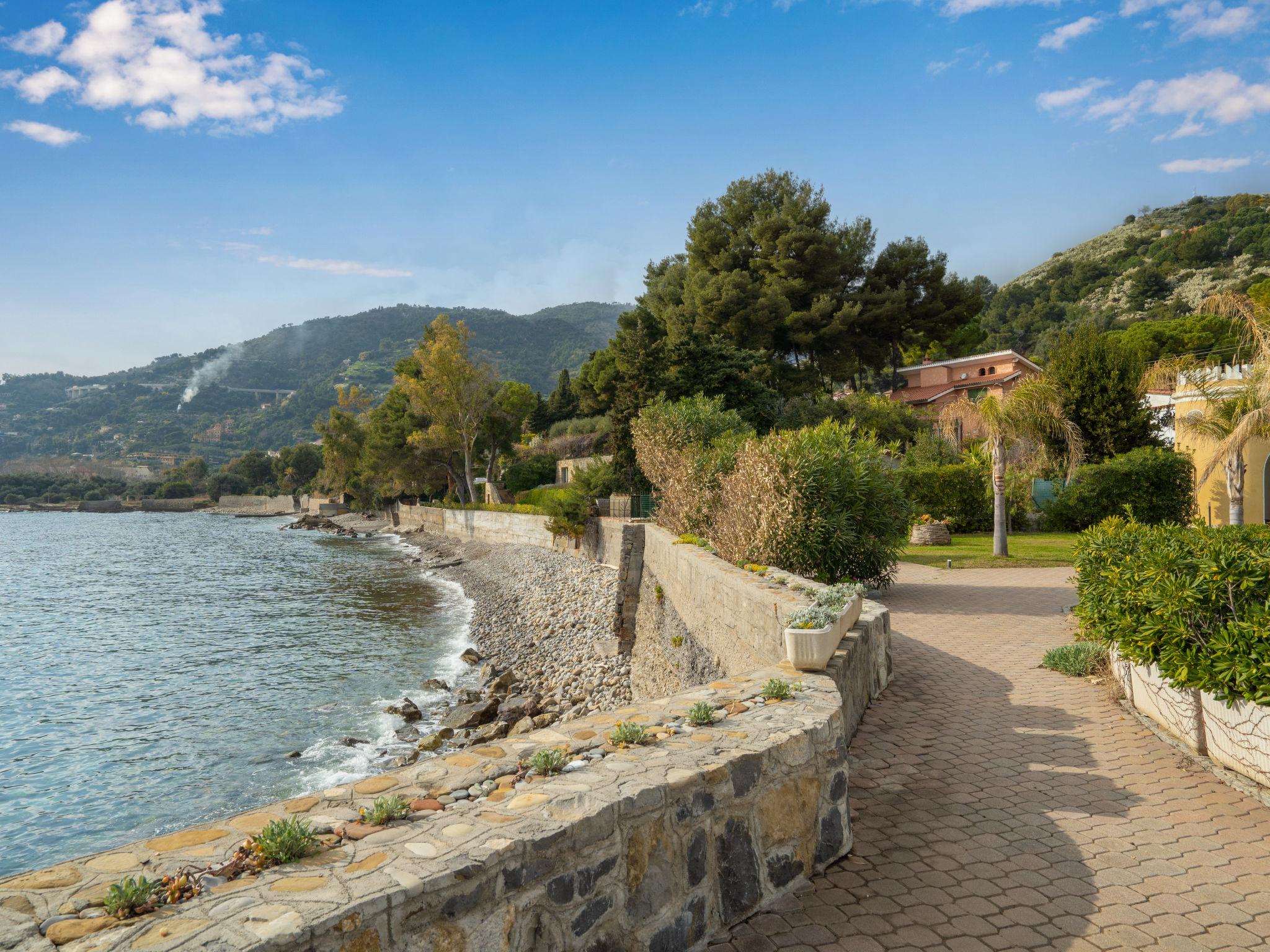 Foto 17 - Appartamento con 1 camera da letto a Ventimiglia con piscina e vista mare