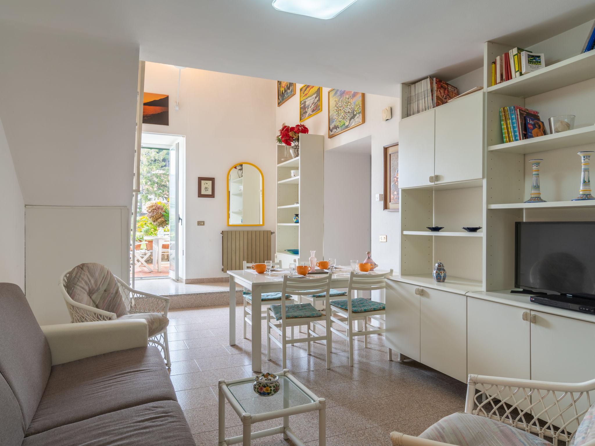 Foto 2 - Apartment mit 1 Schlafzimmer in Ventimiglia mit schwimmbad und blick aufs meer