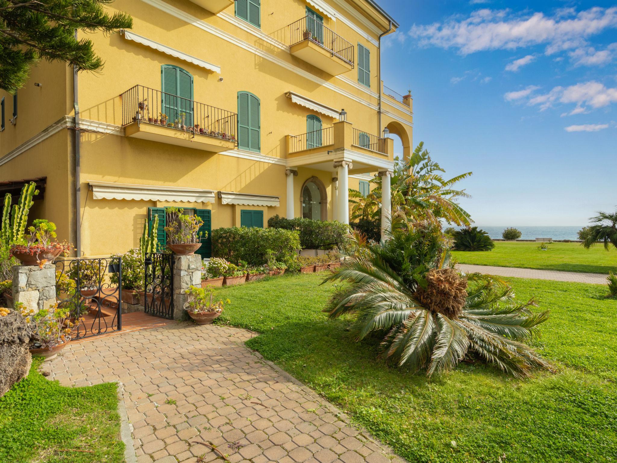 Foto 16 - Appartamento con 1 camera da letto a Ventimiglia con piscina e vista mare