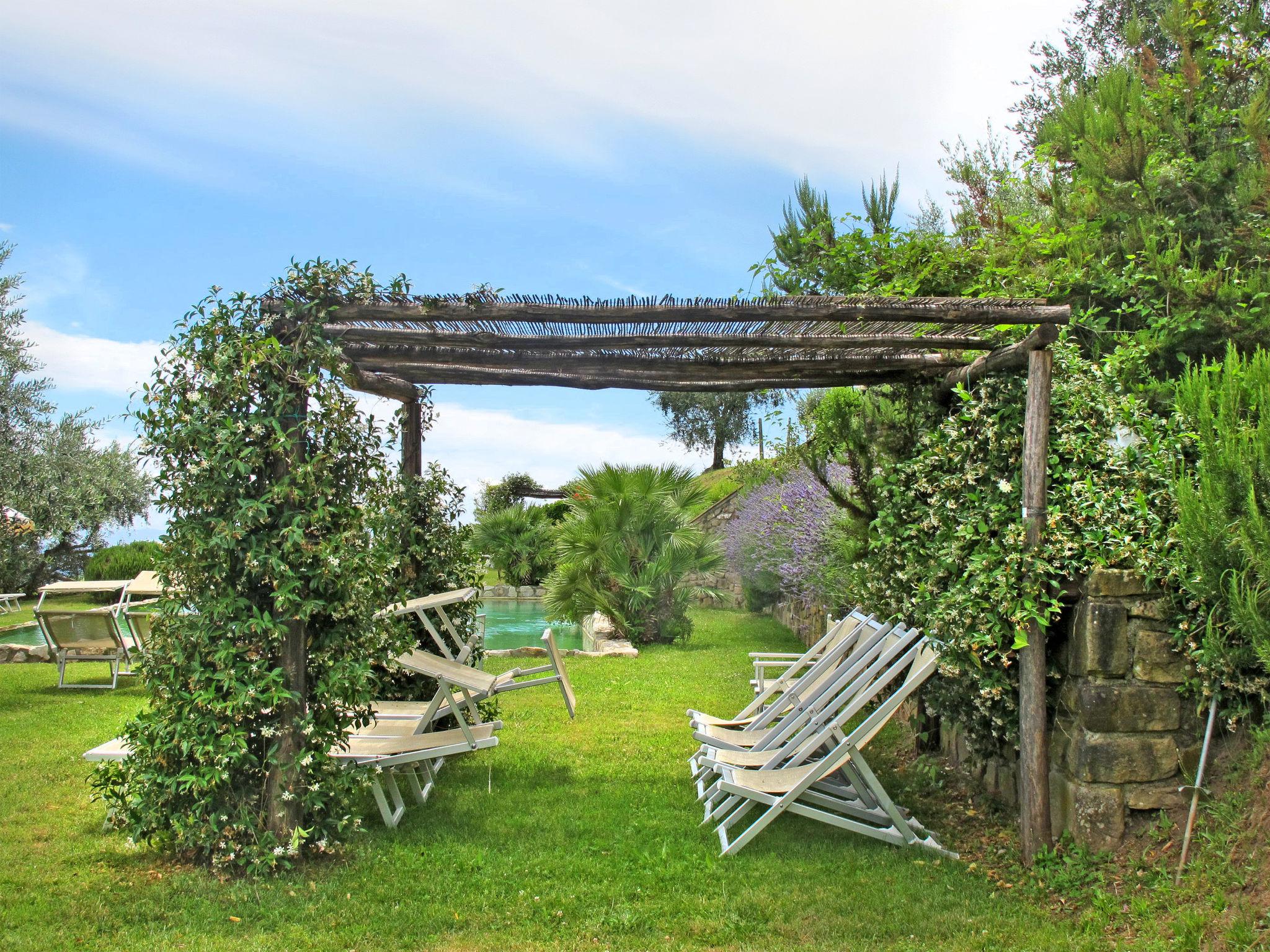 Foto 17 - Haus mit 3 Schlafzimmern in Pescia mit schwimmbad und garten