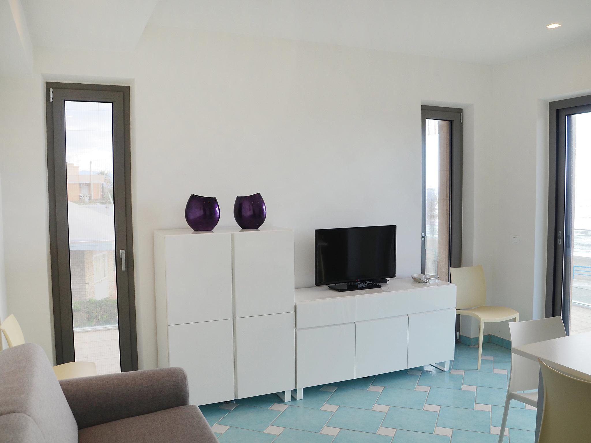 Photo 10 - 2 bedroom Apartment in Terracina with swimming pool and sea view