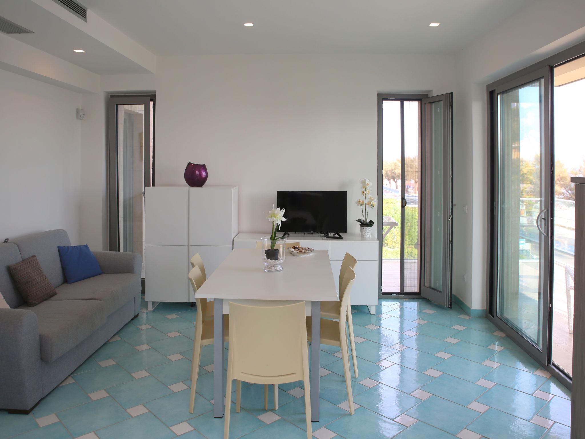 Foto 4 - Apartamento de 2 habitaciones en Terracina con piscina y vistas al mar