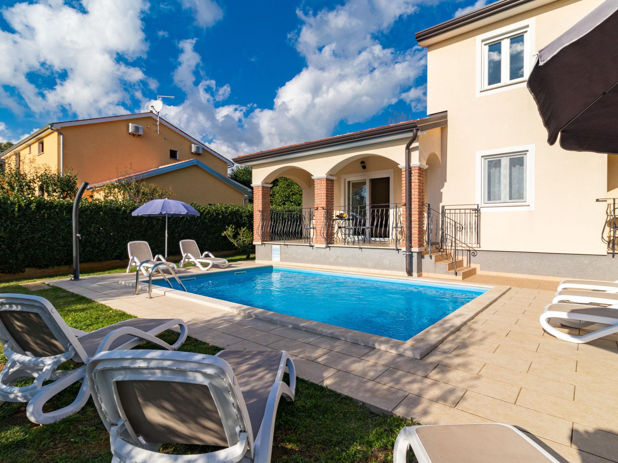 Photo 23 - Maison de 3 chambres à Sveti Lovreč avec piscine privée et vues à la mer