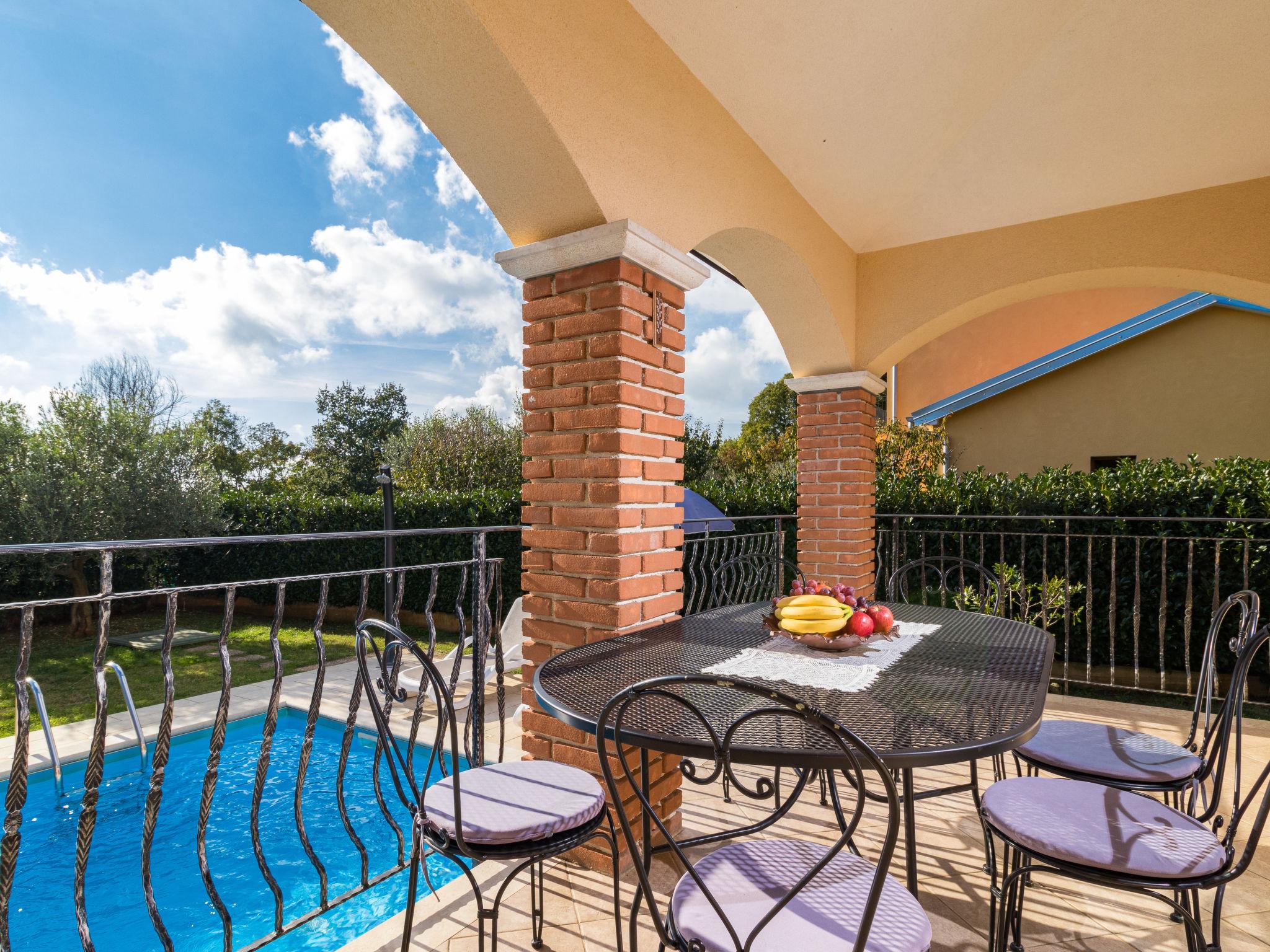 Photo 2 - Maison de 3 chambres à Sveti Lovreč avec piscine privée et jardin