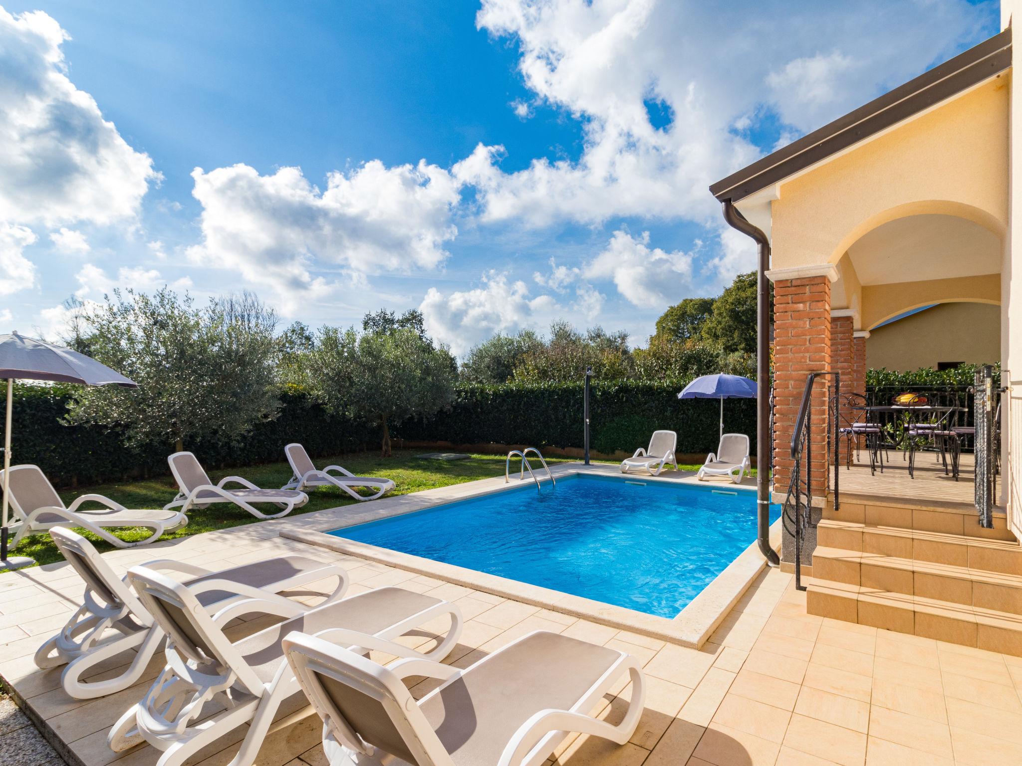 Photo 6 - Maison de 3 chambres à Sveti Lovreč avec piscine privée et vues à la mer